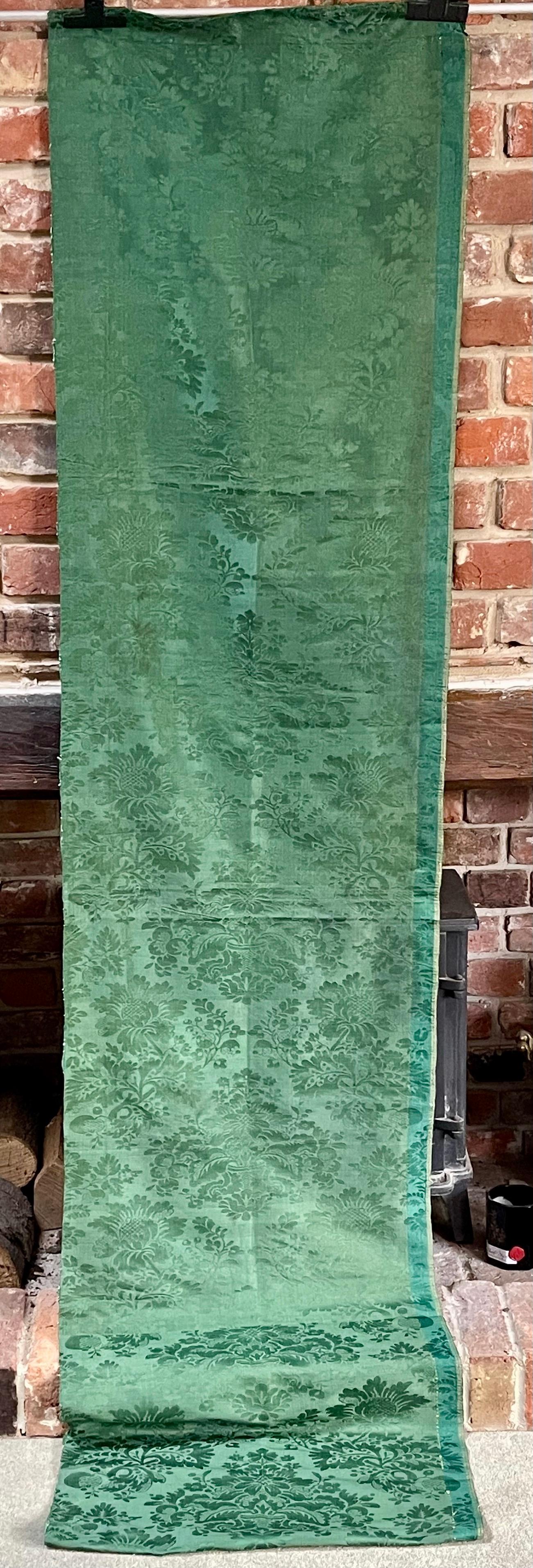 

Un lungo pannello di seta antica

Impero francese e risalente al XVIII secolo

Bellissima, difficile da trovare, la colorazione Dark Olive Green (verde oliva)

Antico, in buone condizioni d'uso, con segni generali di usura commisurati all'età e
