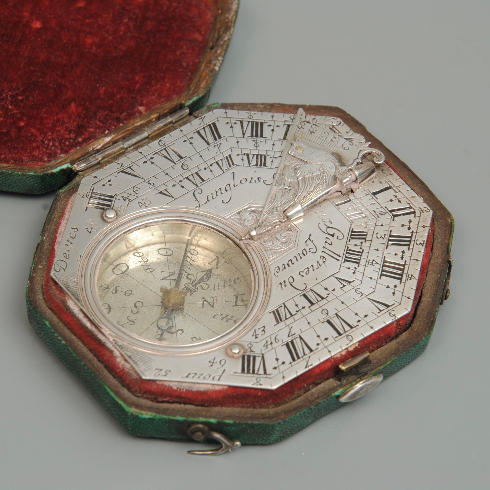 Un buen ejemplo de reloj de sol de plata tipo Butterfield en su estuche original de piel de zapa verde. La esfera, finamente grabada, tiene grabado el primer cuadrante con los nombres de las ciudades y las latitudes en el reverso.
Éste es el único