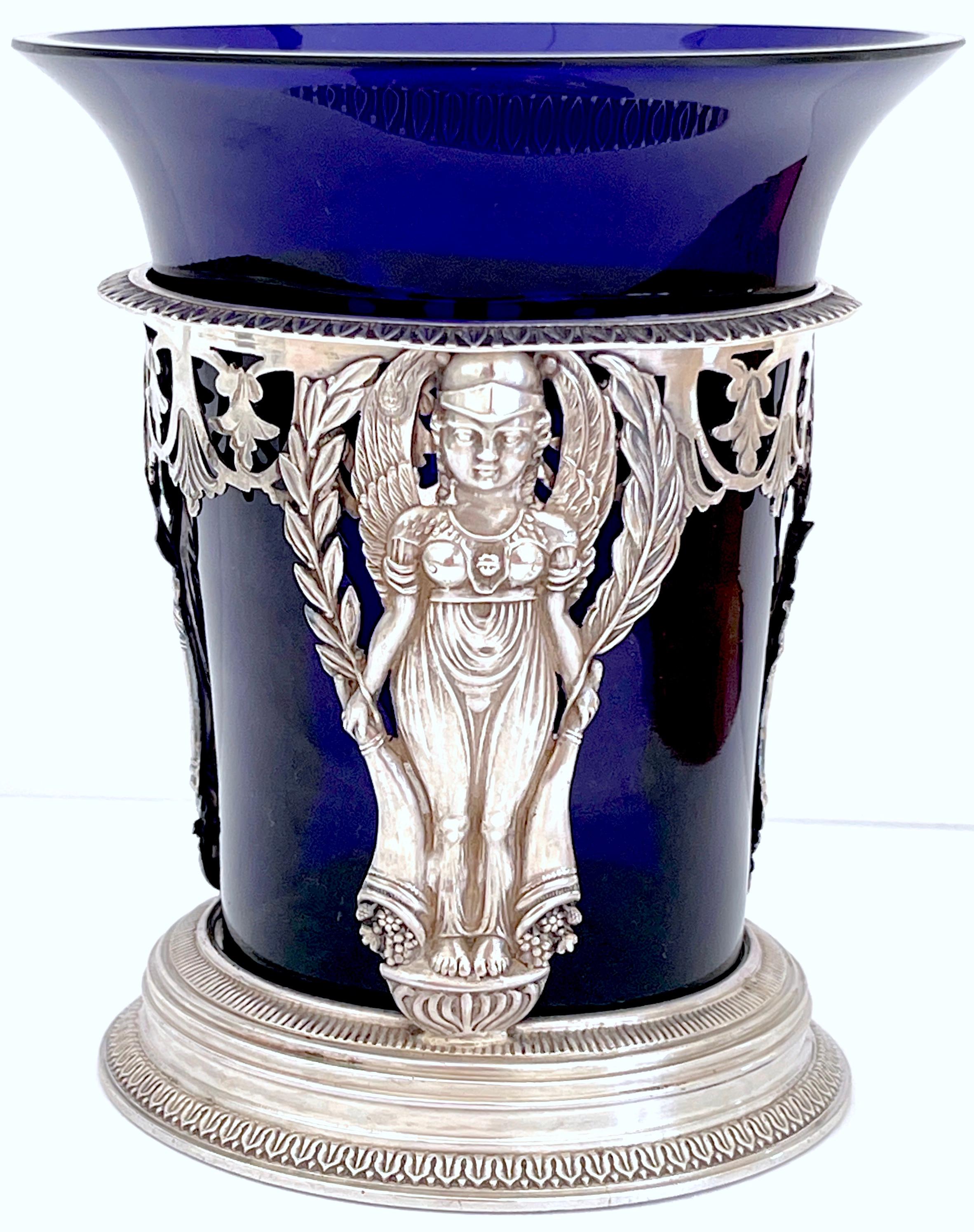 Vaso in argento e vetro cobalto del XVIII secolo, Prima Repubblica francese, Parigi 1798 
La fodera rimovibile in vetro cobalto è antica, probabilmente originale. 

A  distinto vaso in argento e vetro cobalto del XVIII secolo, realizzato durante la