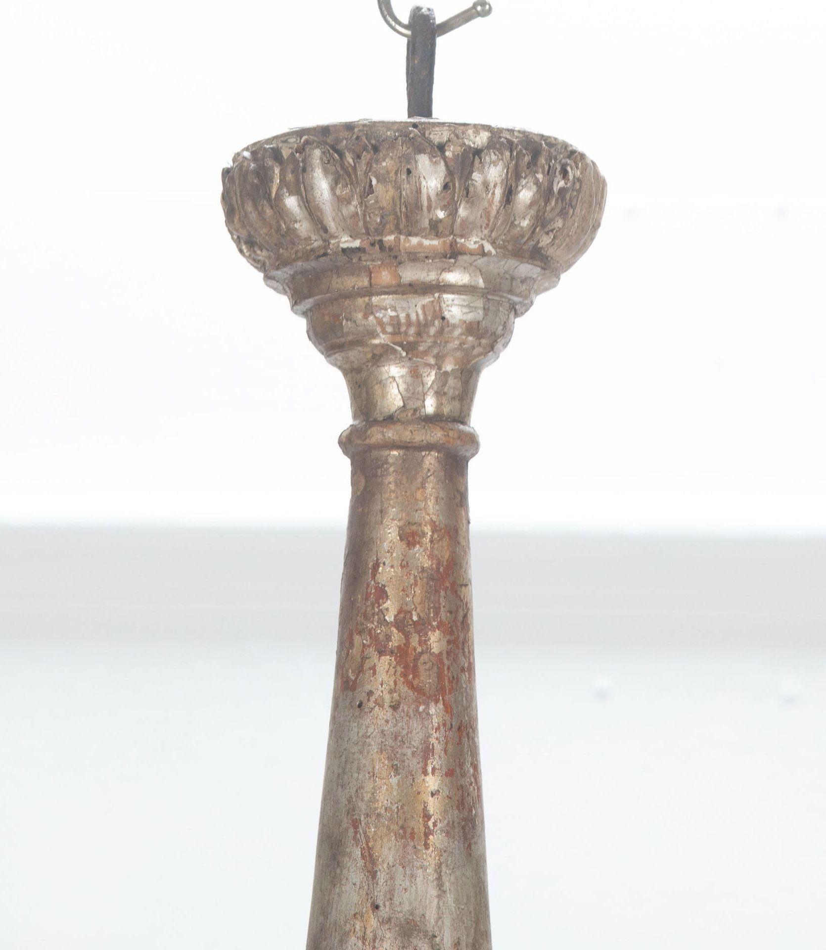 Lampadario italiano del XVIII secolo in argento dorato e ferro in stile rococò.
Questa splendida lampada a sospensione è in condizioni originali e intatte.
Circa 1780.