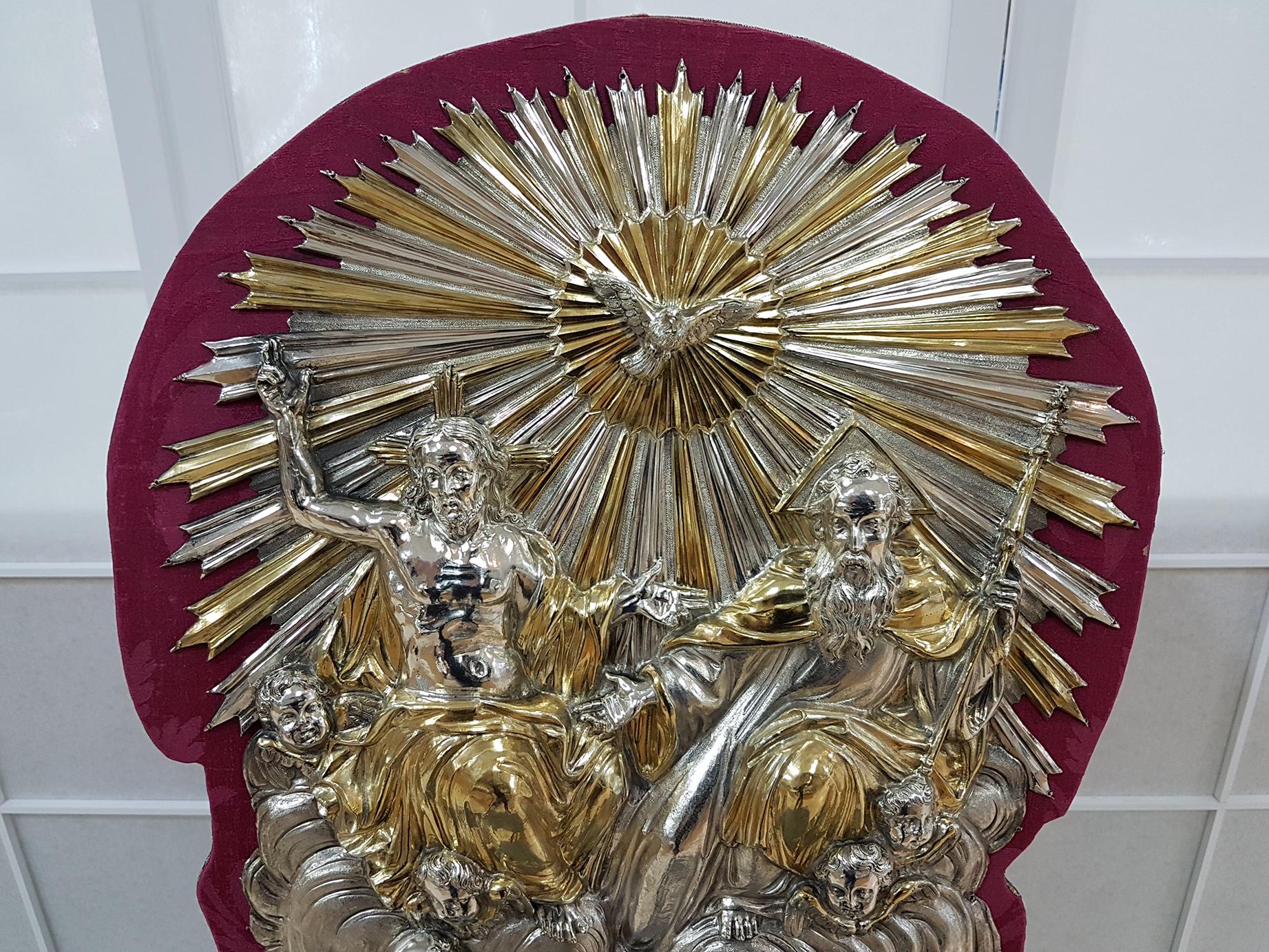 Very rare 18th century Italian silver plaque with golden details representing the Holy Trinity with St. Anthony of Padua contemplating.
The quality of the execution is very high, embossed and finely chiselled, without the addition of fusion