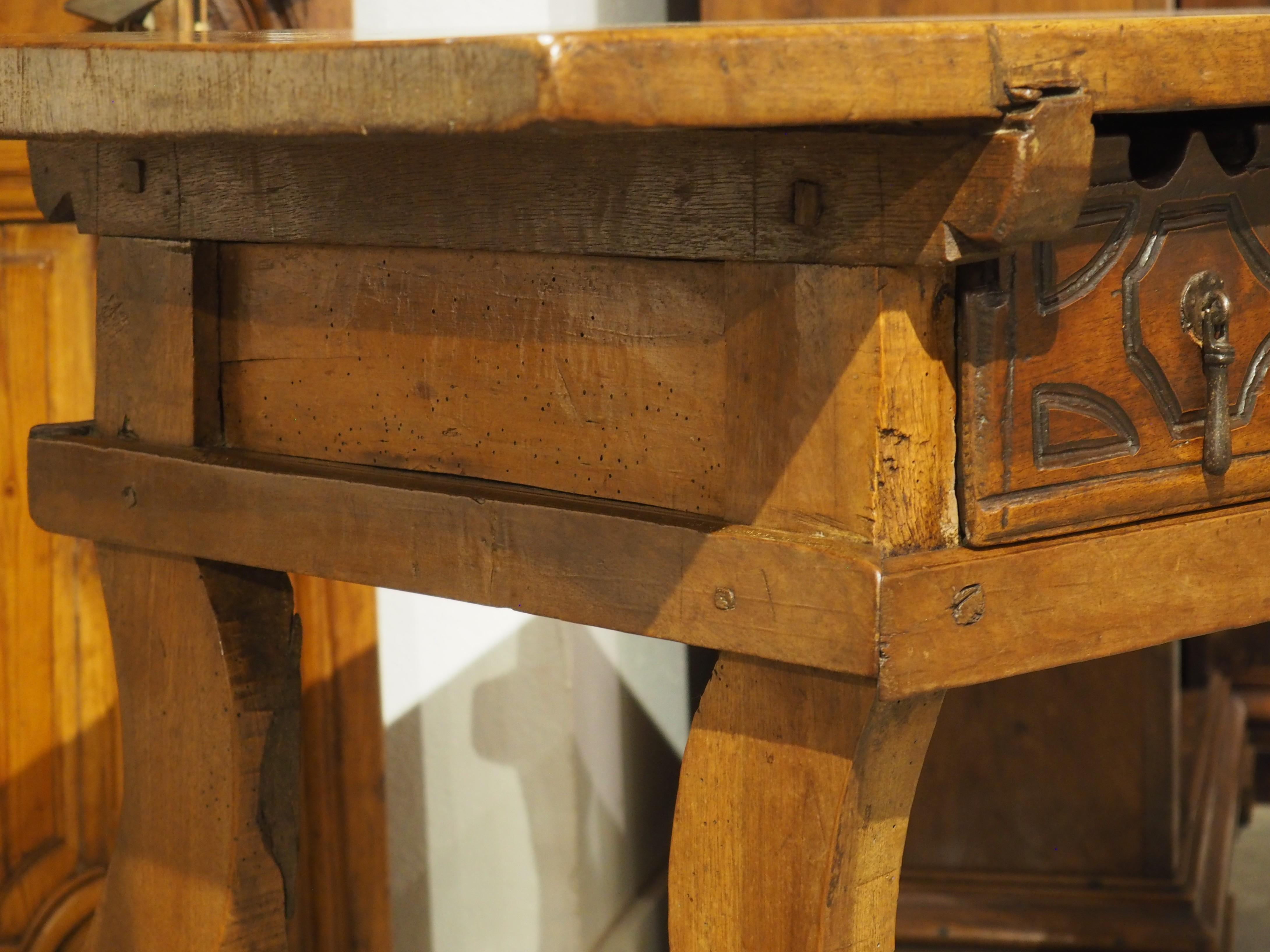 Console à 4 tiroirs en bois de noyer du XVIIIe siècle (Espagne) en vente 3
