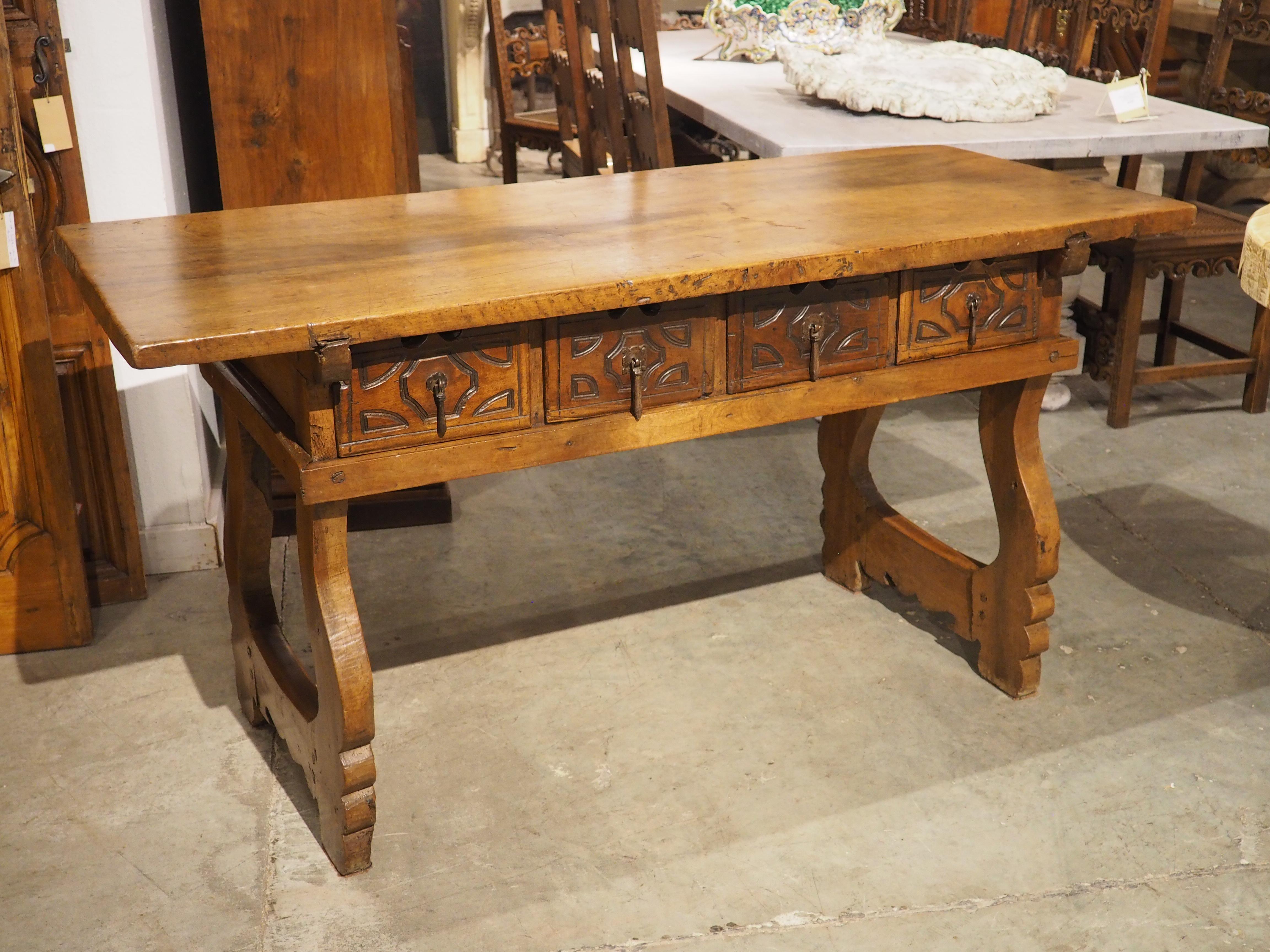 Console à 4 tiroirs en bois de noyer du XVIIIe siècle (Espagne) en vente 12