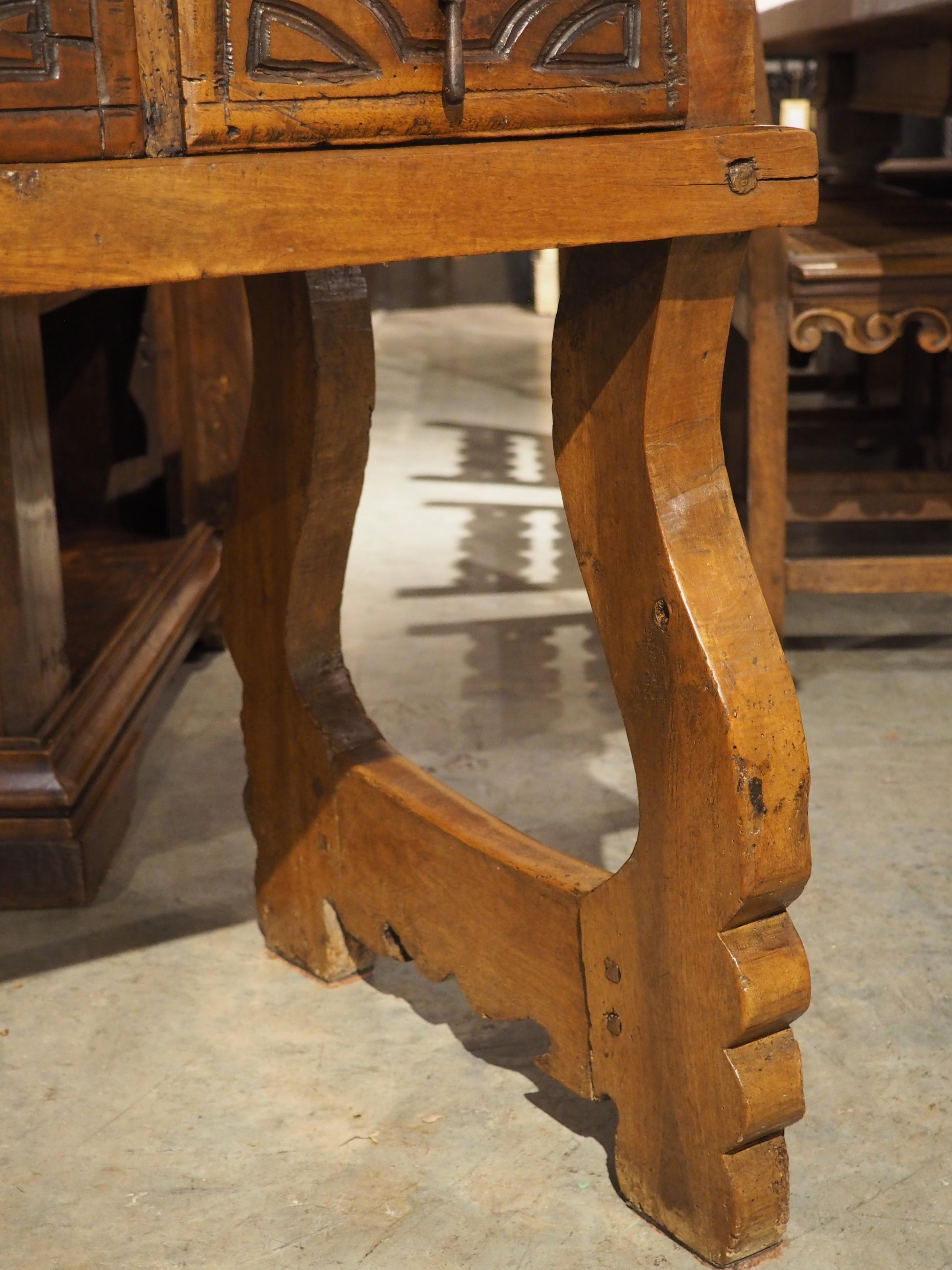 Espagnol Console à 4 tiroirs en bois de noyer du XVIIIe siècle (Espagne) en vente