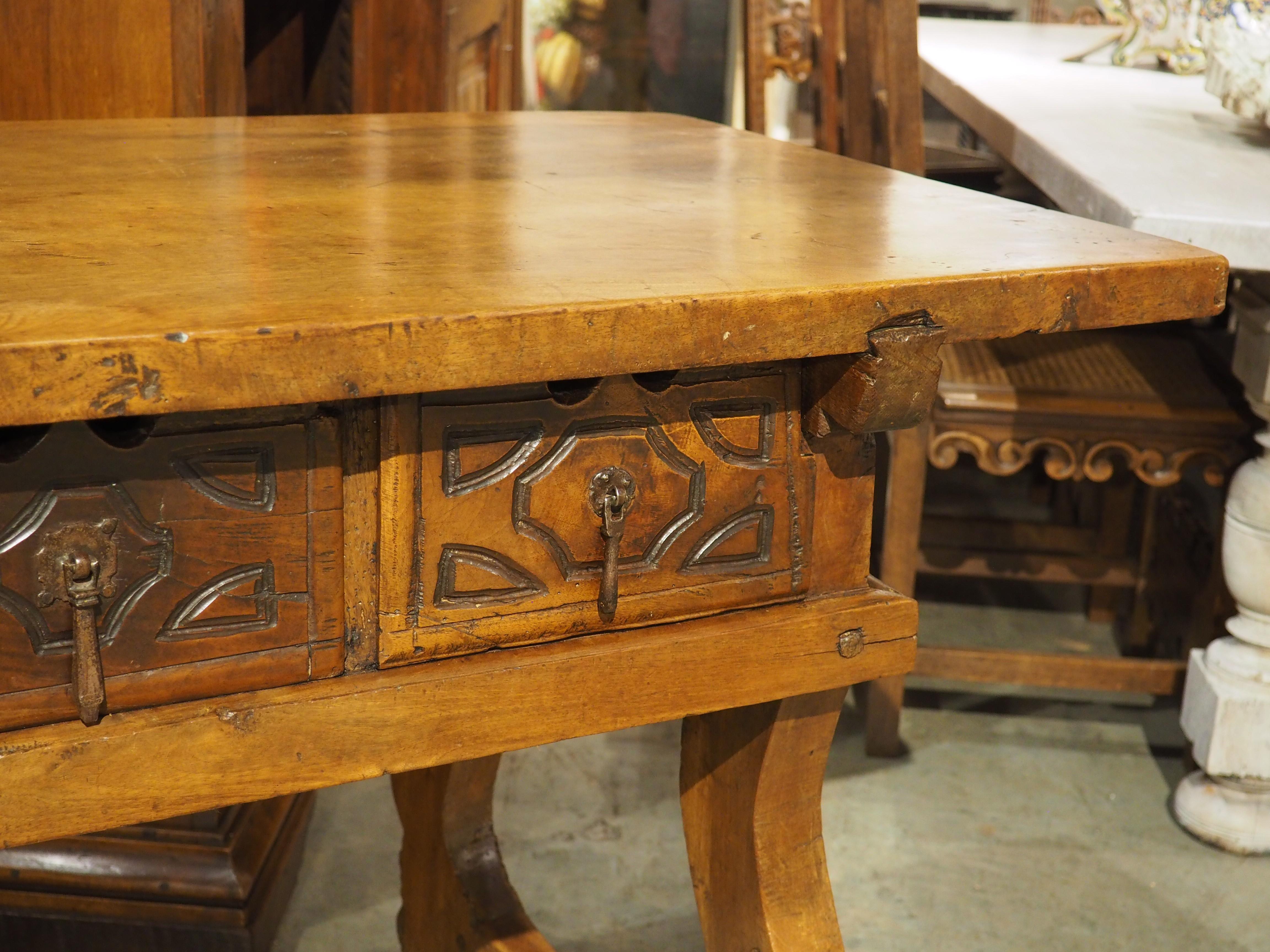 Sculpté à la main Console à 4 tiroirs en bois de noyer du XVIIIe siècle (Espagne) en vente