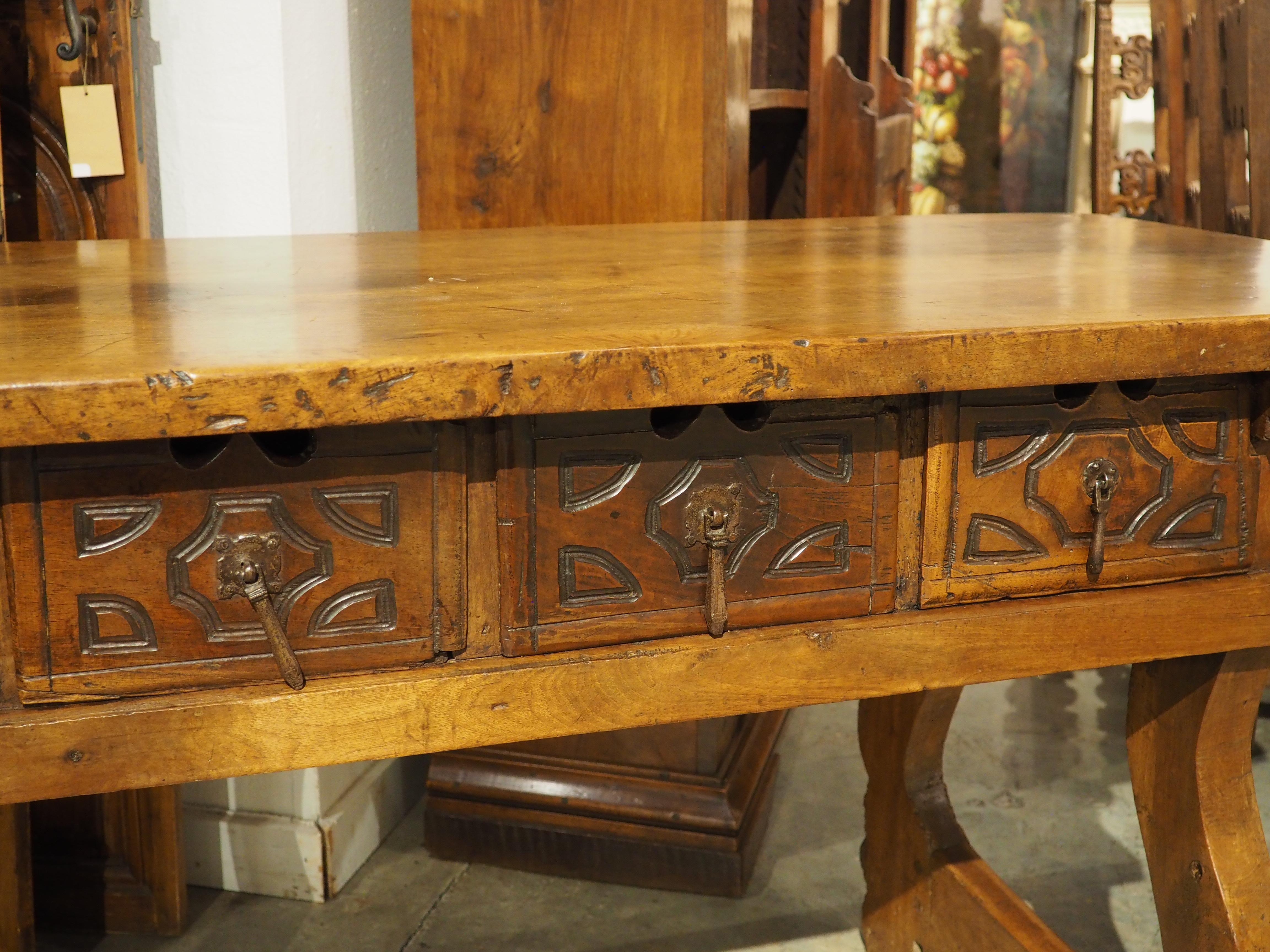 Console à 4 tiroirs en bois de noyer du XVIIIe siècle (Espagne) Bon état - En vente à Dallas, TX