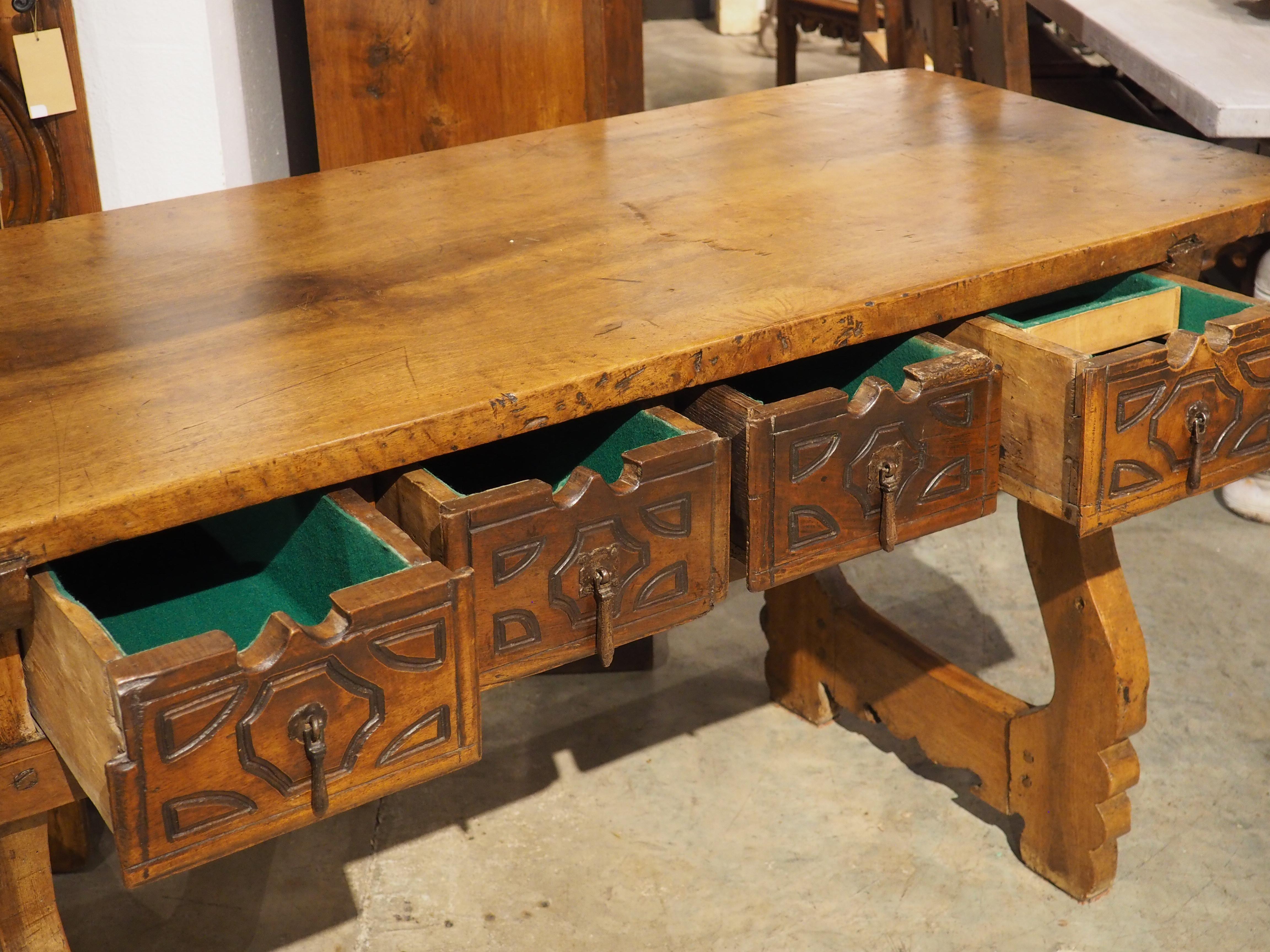 XVIIIe siècle et antérieur Console à 4 tiroirs en bois de noyer du XVIIIe siècle (Espagne) en vente