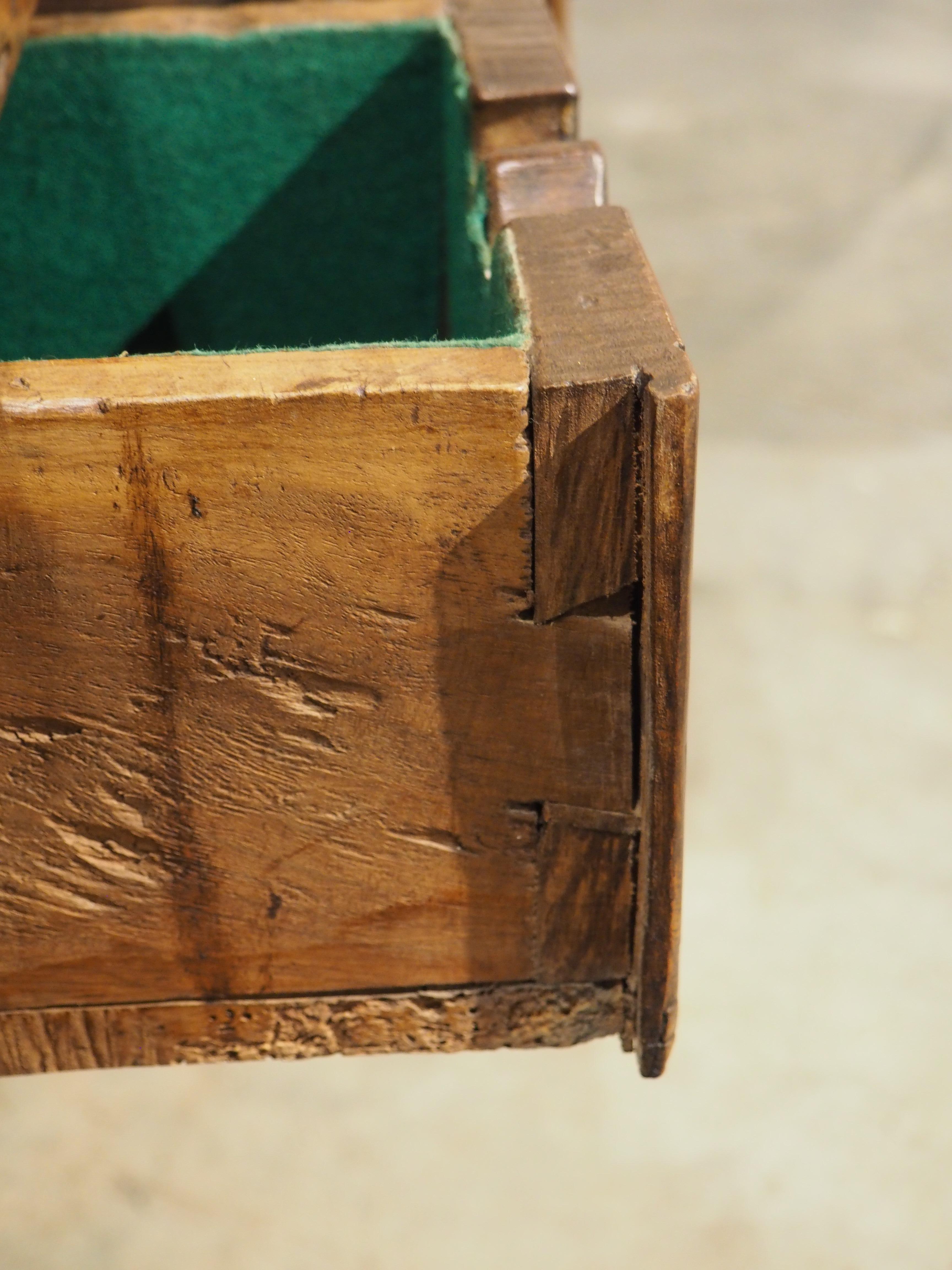 Métal Console à 4 tiroirs en bois de noyer du XVIIIe siècle (Espagne) en vente