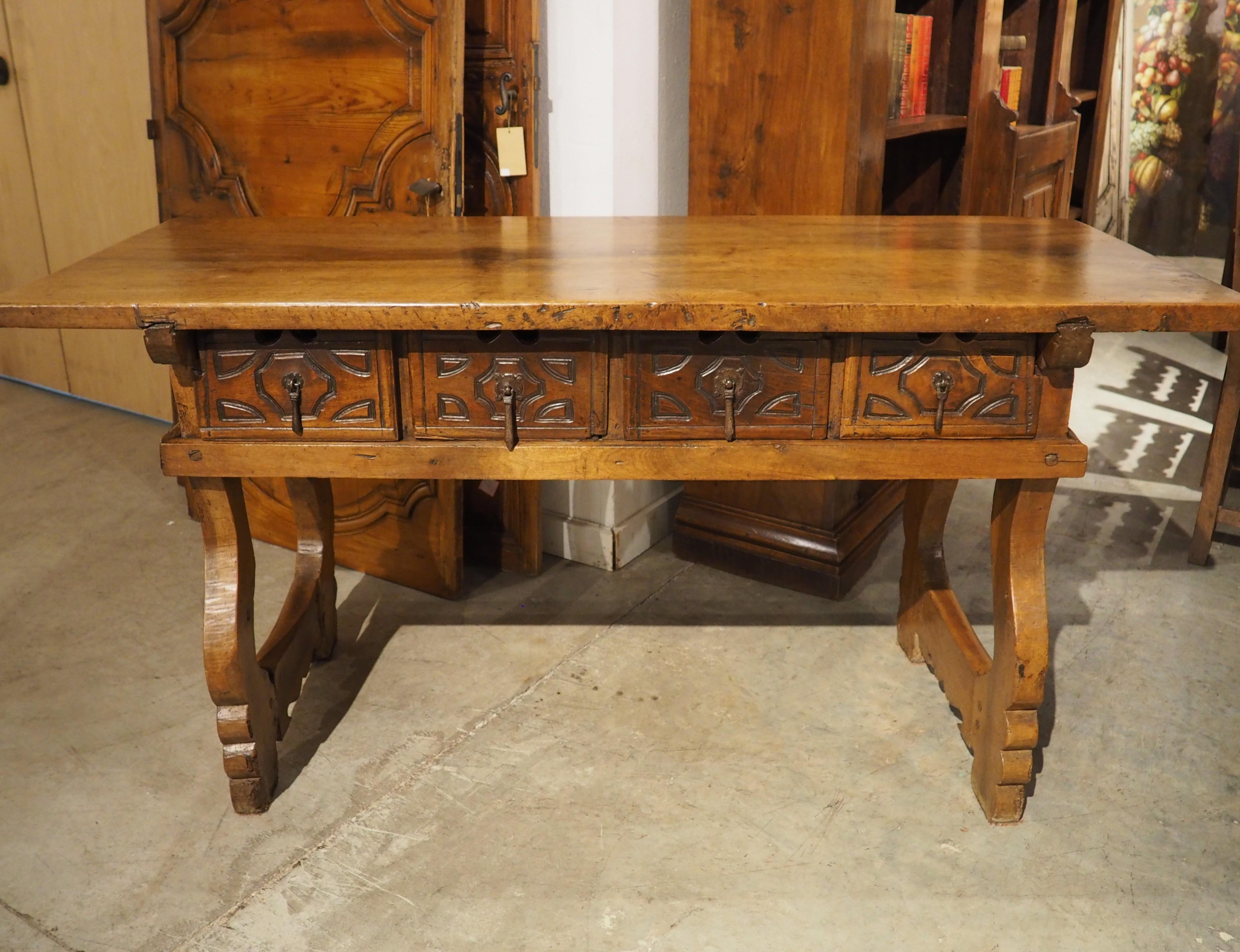 Console à 4 tiroirs en bois de noyer du XVIIIe siècle (Espagne) en vente 1