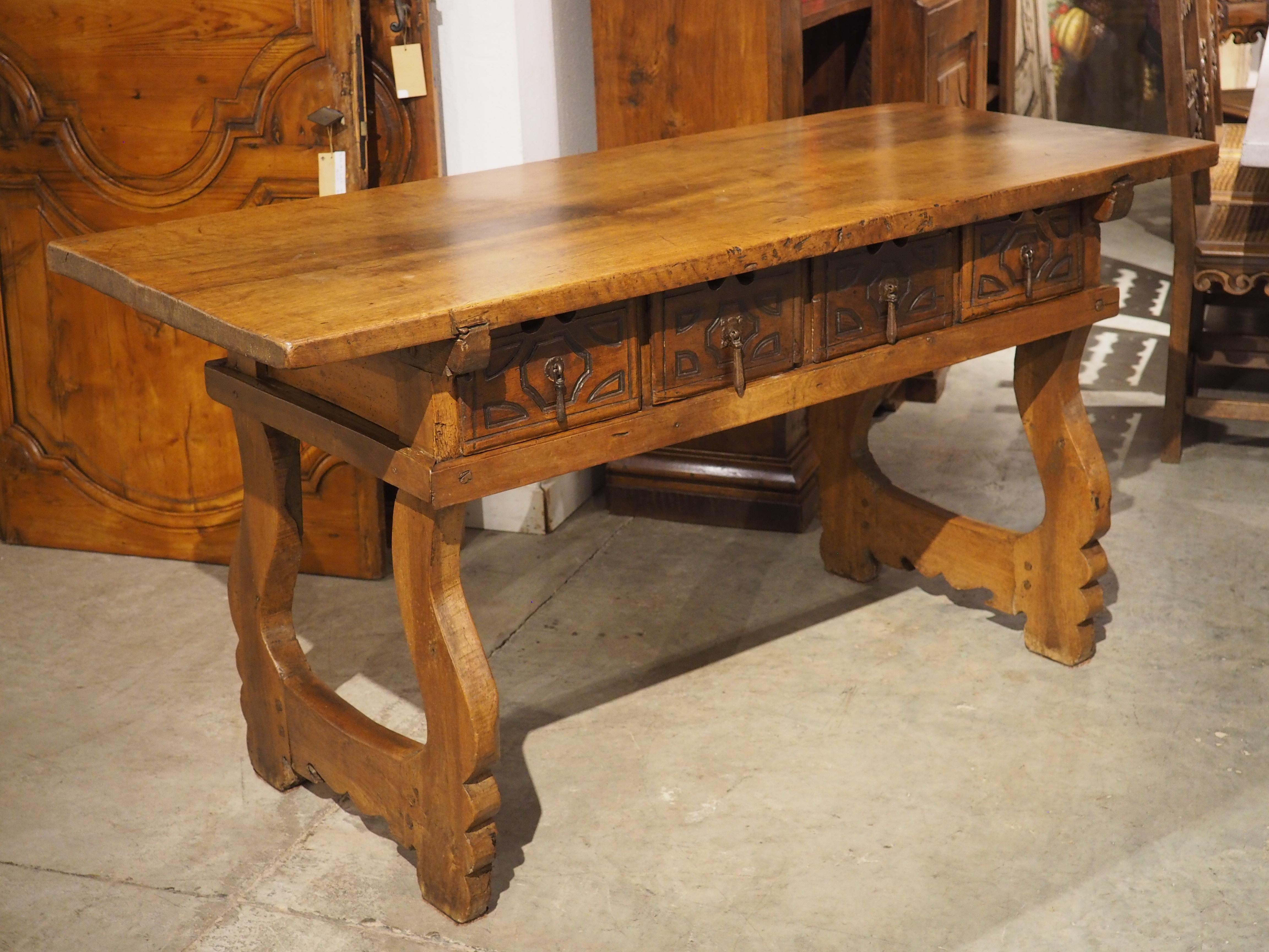 Console à 4 tiroirs en bois de noyer du XVIIIe siècle (Espagne) en vente