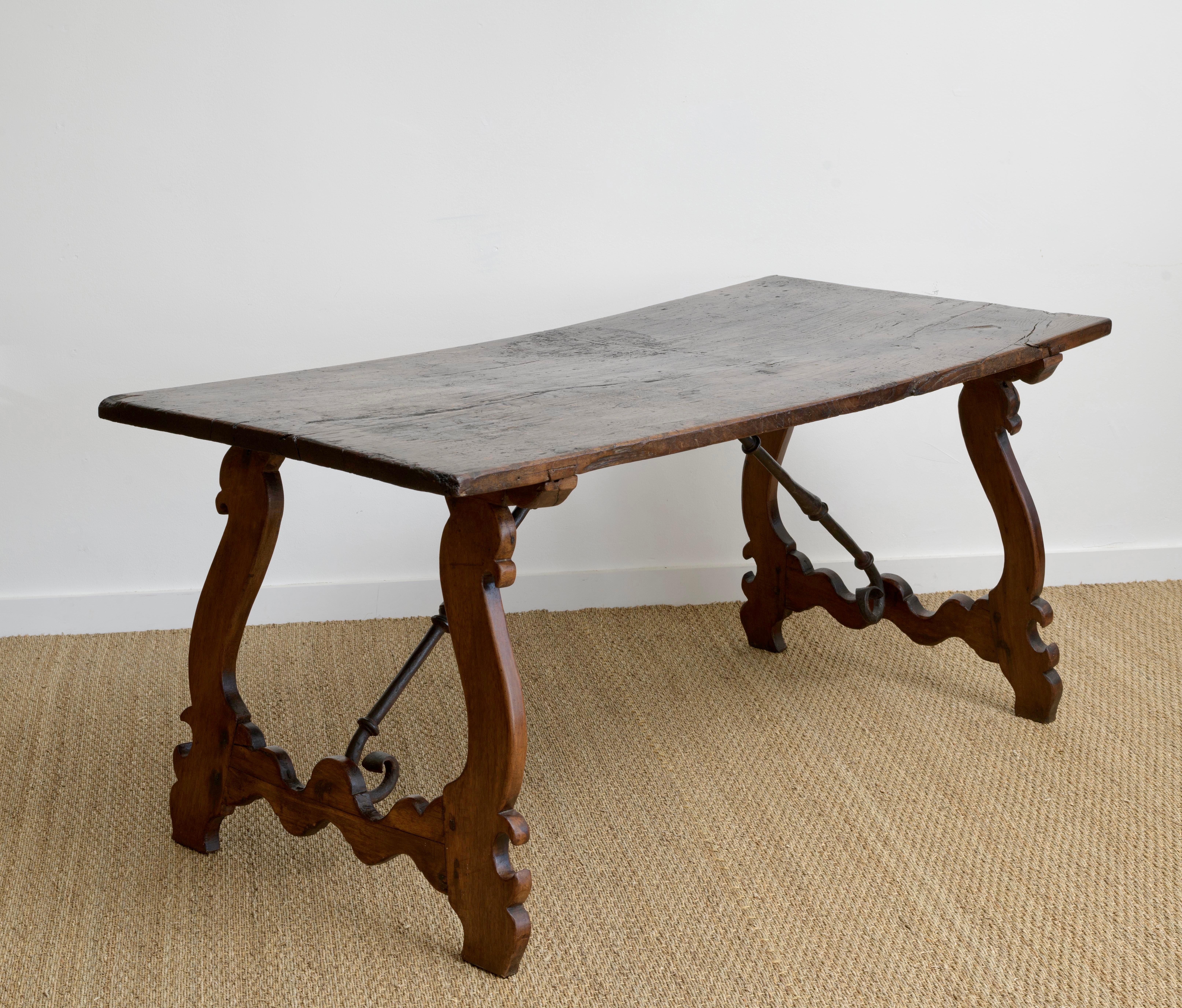 Spanischer Tisch mit Plankenplatte aus dem frühen 18. Jahrhundert, gespreizte Lyra-Beine, mit geschmiedeten Eisenträgern  Top hat wunderbare Patina im Einklang mit dem täglichen Gebrauch von seinem Alter.   