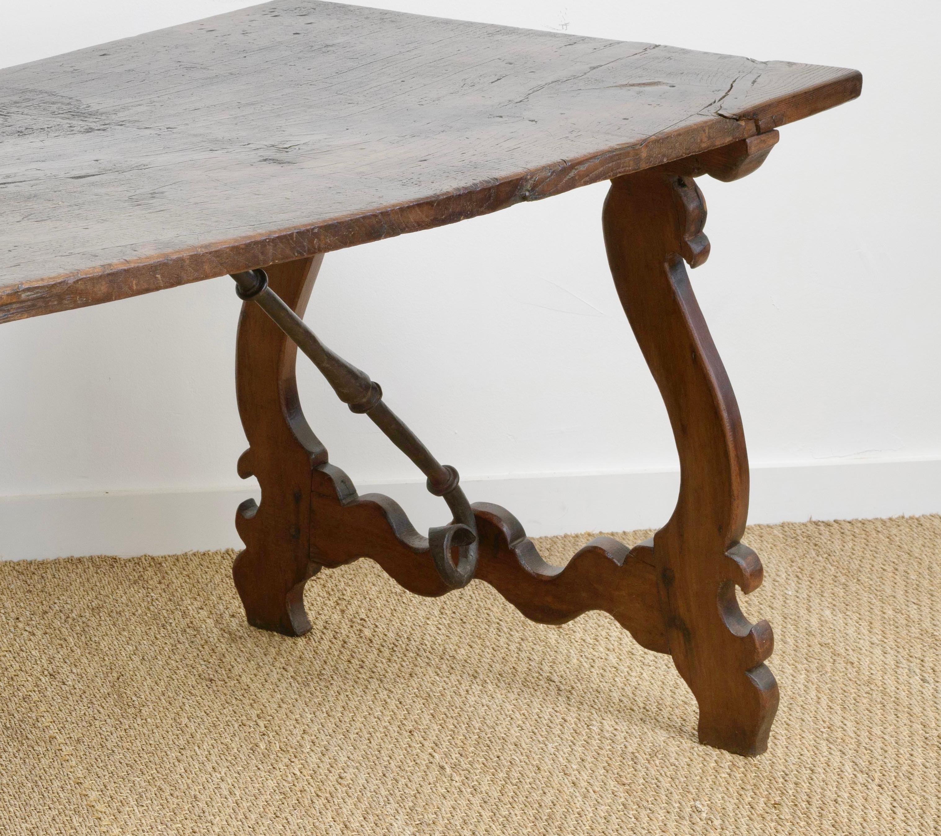 Espagnol Table espagnole du 18e siècle à plateau simple en planches avec brancards en fer forgé  en vente