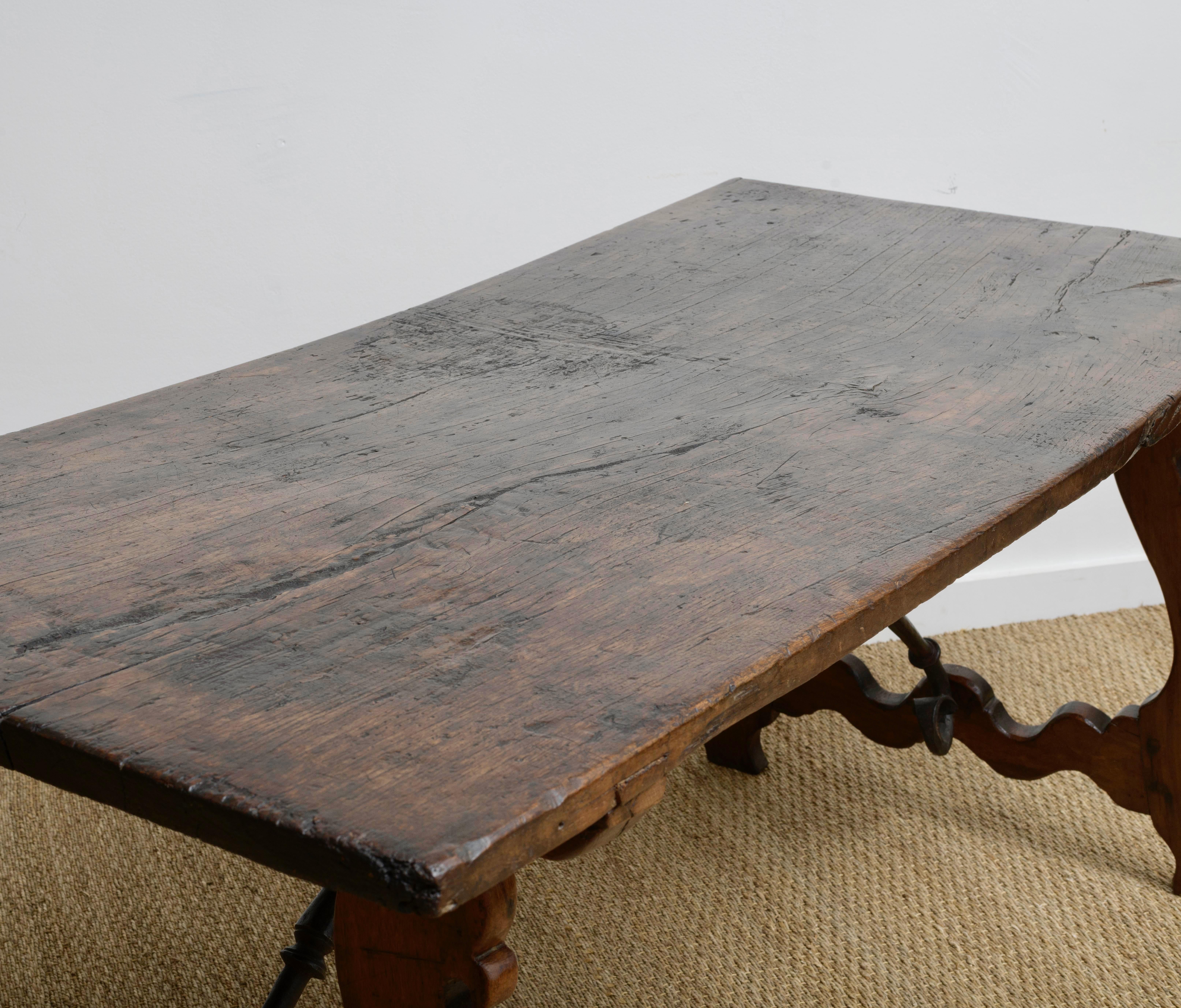 Table espagnole du 18e siècle à plateau simple en planches avec brancards en fer forgé  Bon état - En vente à Santa Barbara, CA