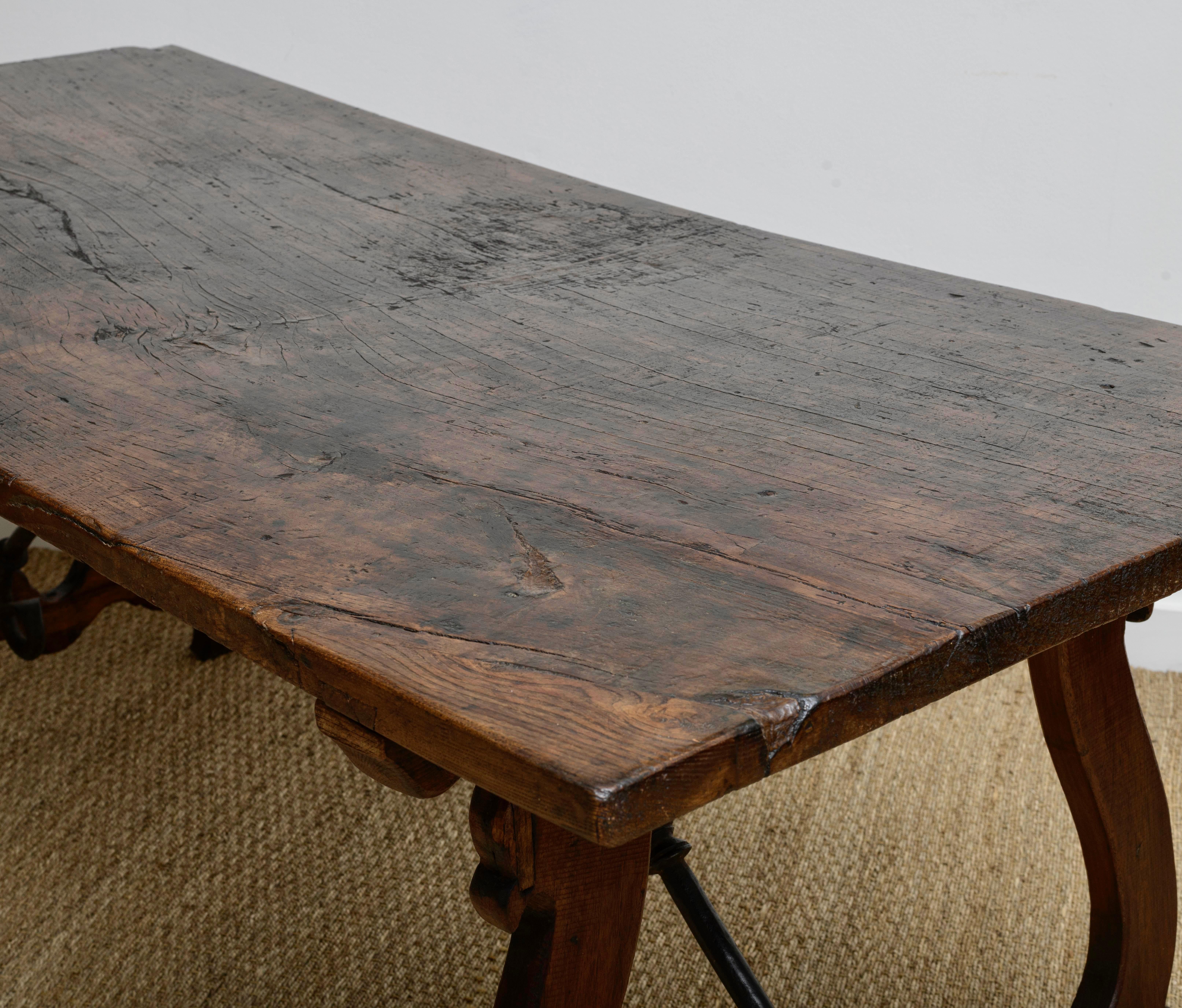 Spanischer Tisch aus dem 18. Jahrhundert mit einer Plankenplatte und geschmiedeten Eisenstützen  im Angebot 1