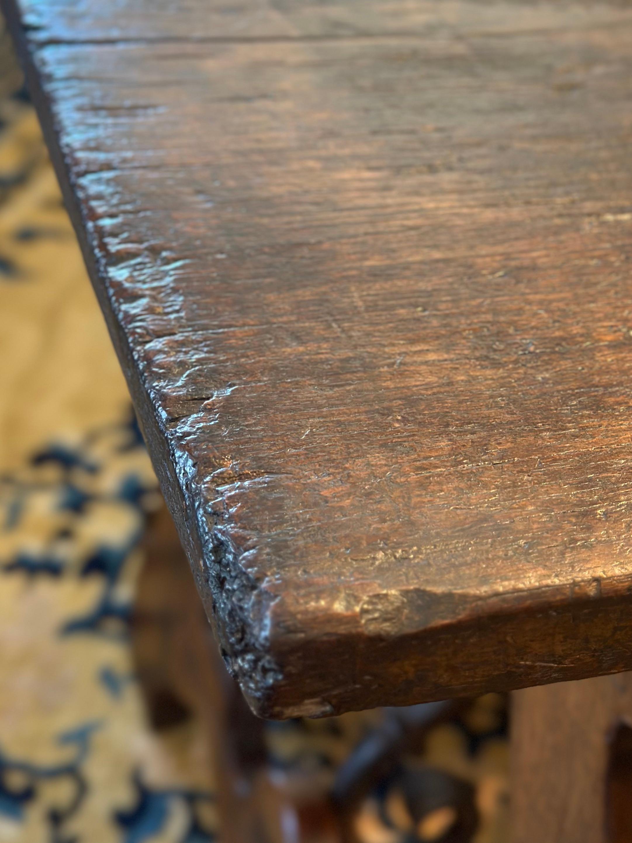 Table espagnole du 18e siècle à plateau simple en planches avec brancards en fer forgé  en vente 1