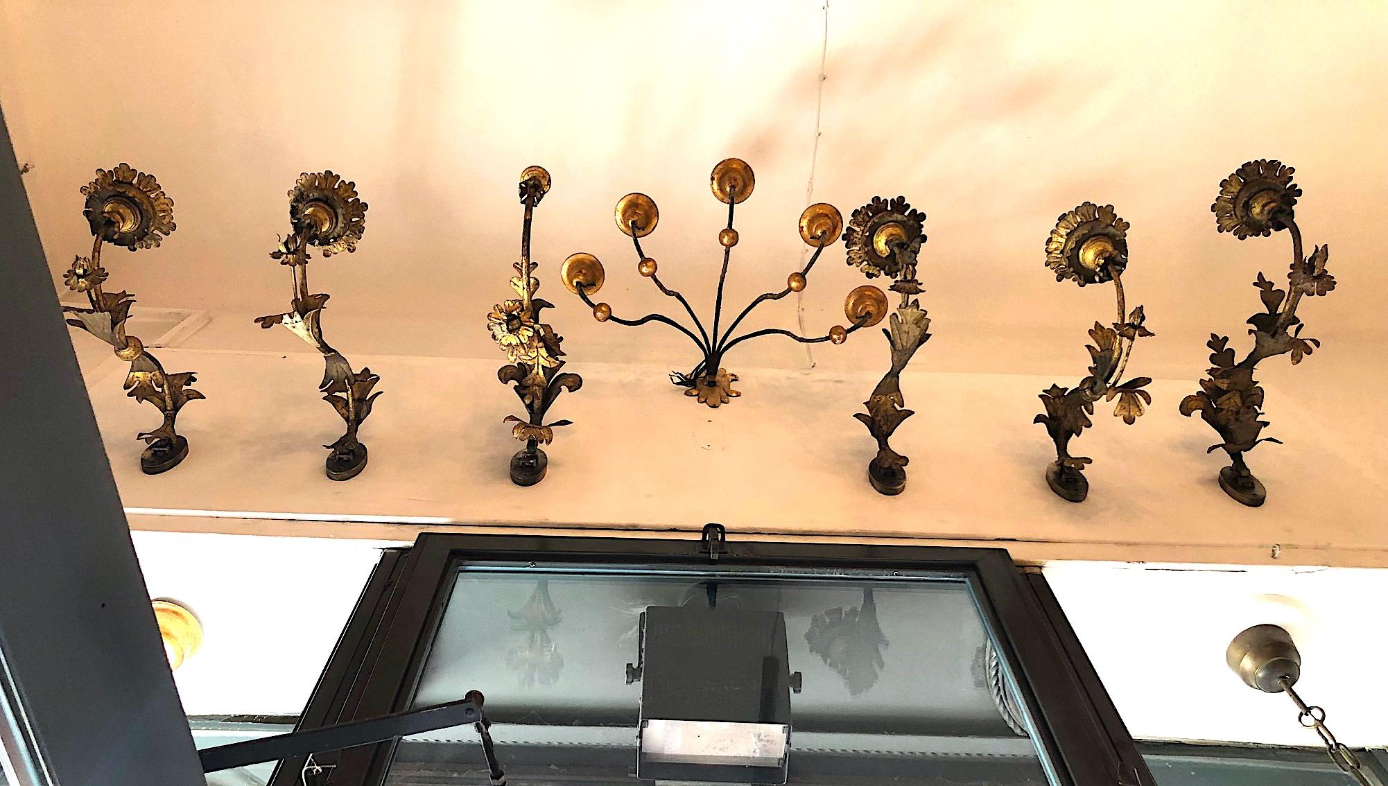 Baroque Ensemble de six chandeliers muraux dorés italiens du 18ème siècle en vente