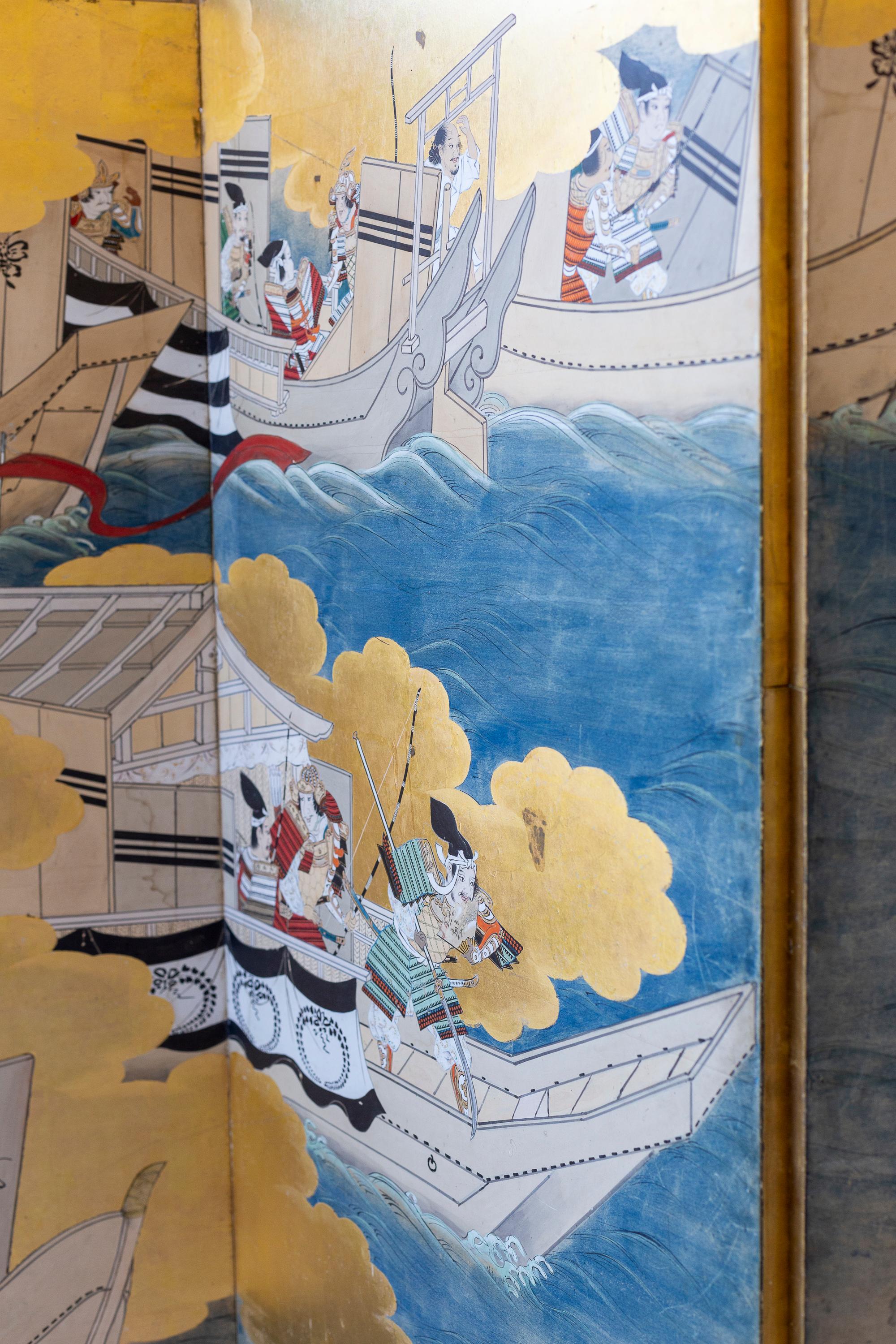 Un spectaculaire paravent japonais à six panneaux datant du 18e siècle.  L'écran représente des guerriers samouraïs des clans Tairo et Minamoto, qui se sont battus pour le contrôle du Japon au 12e siècle. 

Cette scène, tirée des récits de la guerre