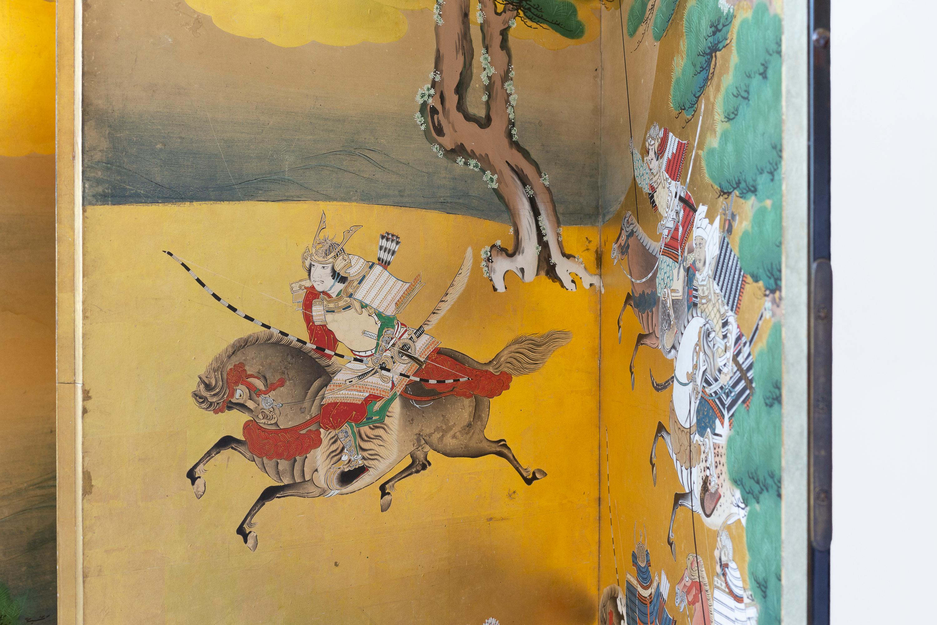 Feuille d'or Paravent japonais à six panneaux du XVIIIe siècle représentant des samouraïs sur des chevaux en vente