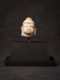 Piccola testa di Buddha antica in marmo del XVIII secolo su piedistallo, proveniente dall'India