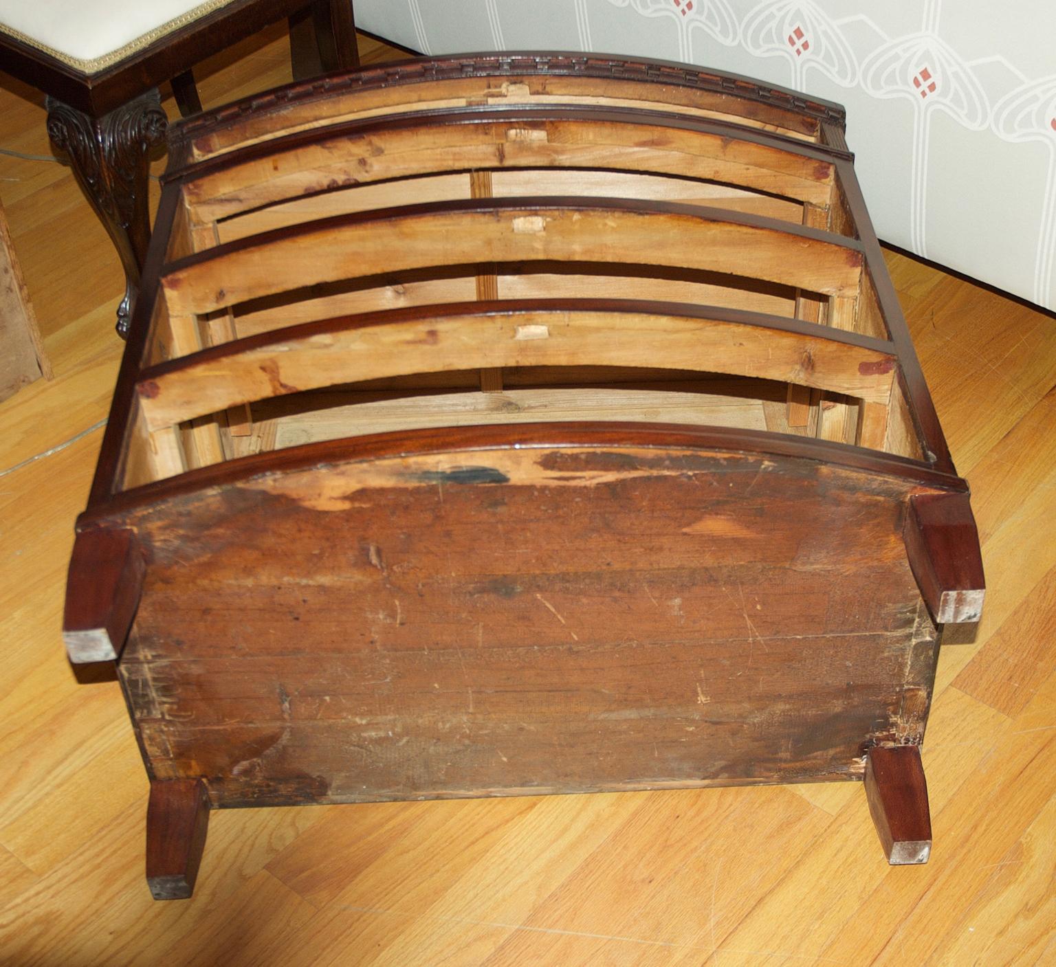 Ancienne petite commode Louis XVI en acajou du 18ème siècle en vente 4