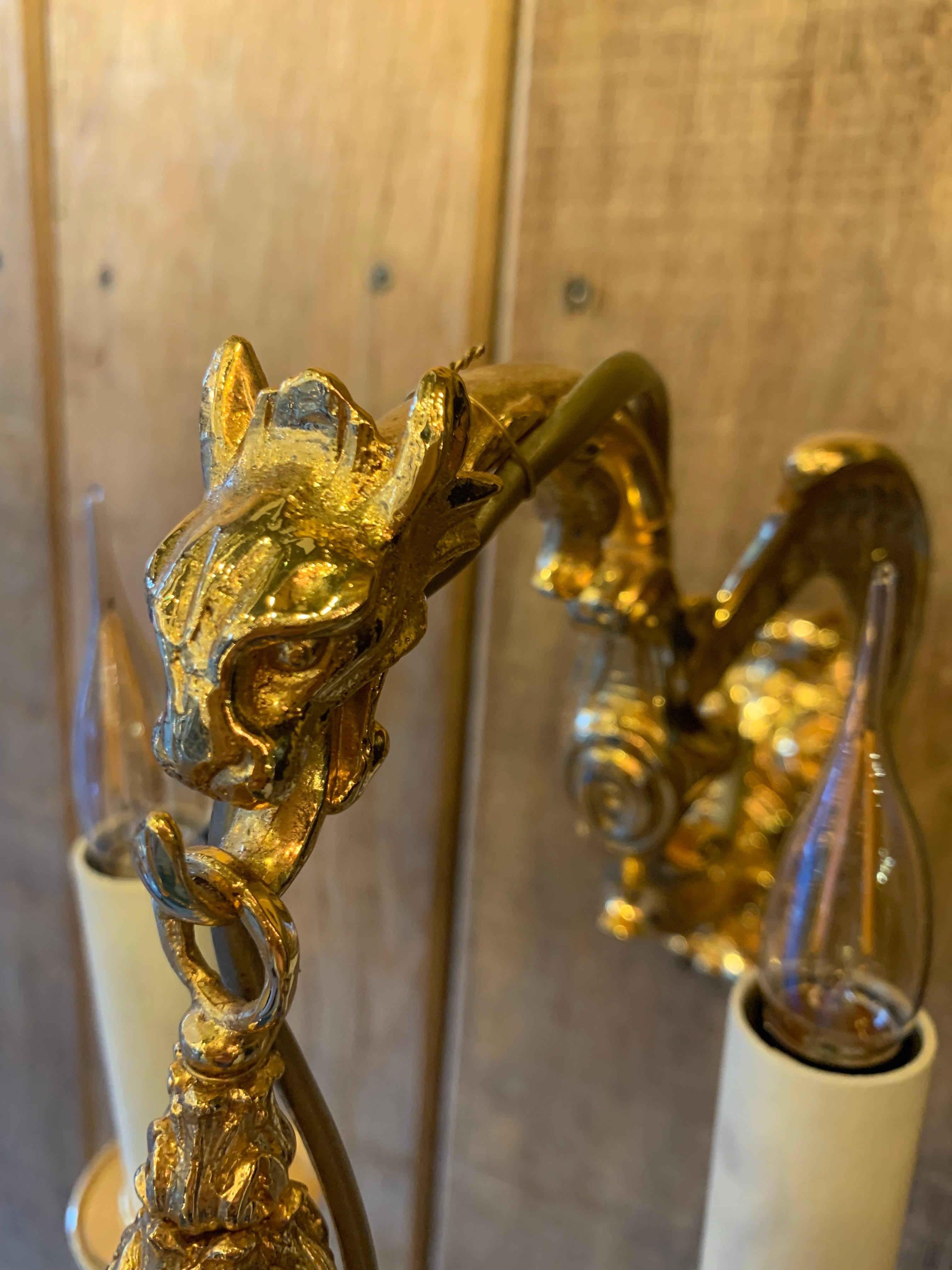 Kleiner Wandlampen-Drache aus 18k vergoldeter Bronze mit 5 Lichterarmen im Louis XV-Stil.

Wir haben ein Paar auf Lager, können sie aber auch nach Maß und in anderen Ausführungen wie antiker Bronze, 24-karätigem Gold, Silber, schwarzem Nickel (oder