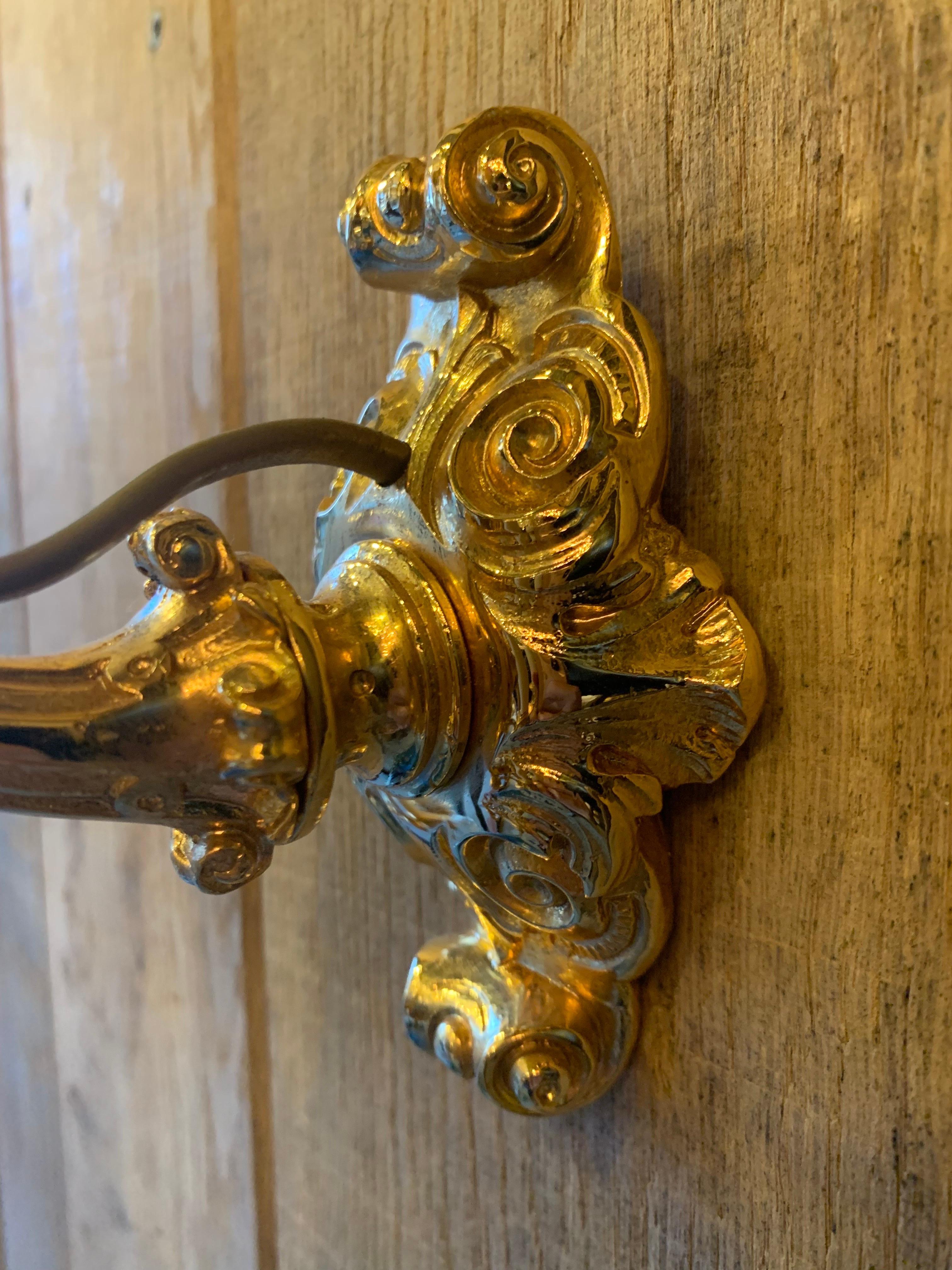 Luigi XV Lampada da parete a 5 luci con piccoli draghi del XVIII secolo in bronzo e oro 18 carati in vendita