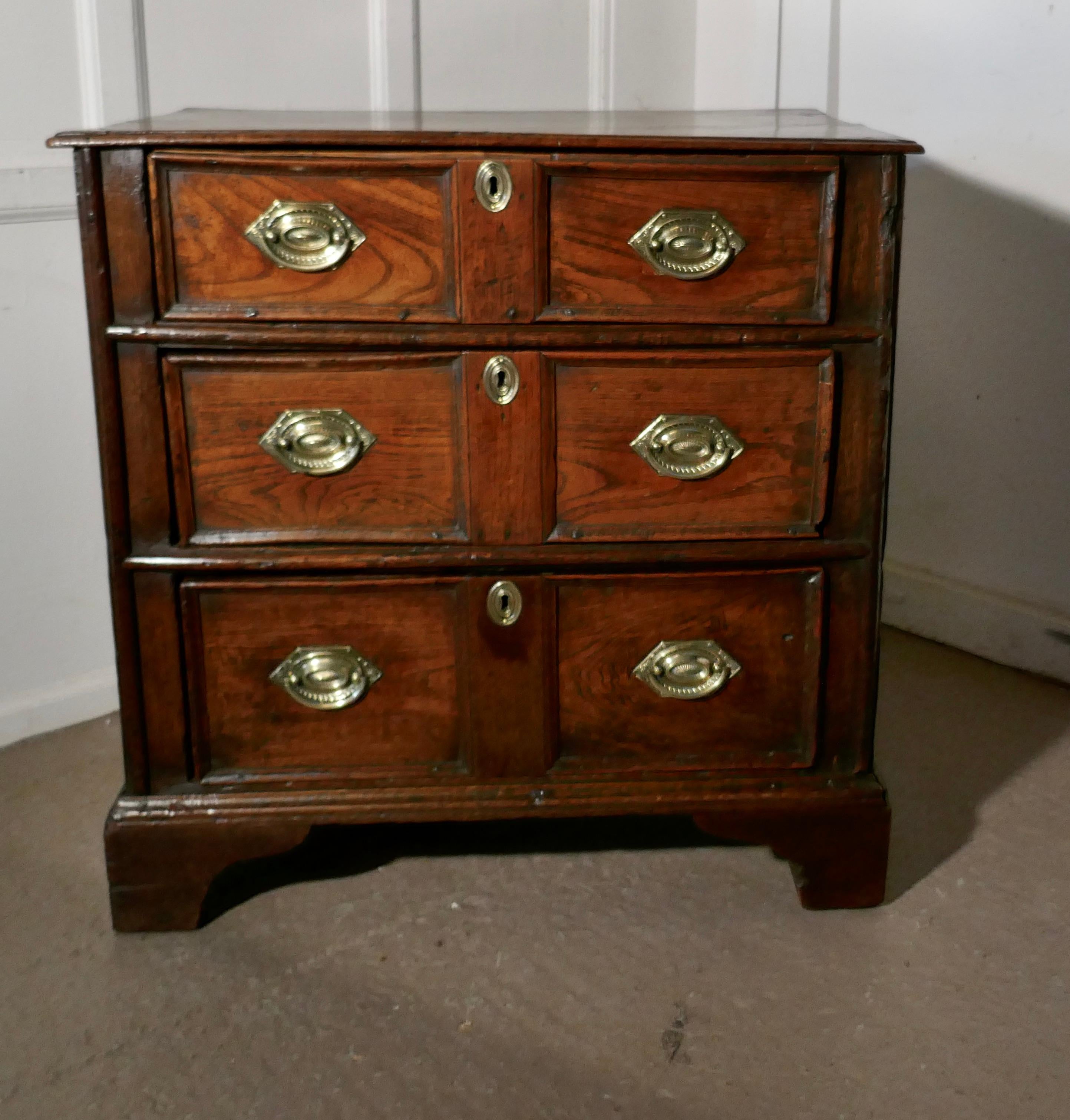 18th Century Small Elm Country Chest of Drawers In Good Condition For Sale In Chillerton, Isle of Wight