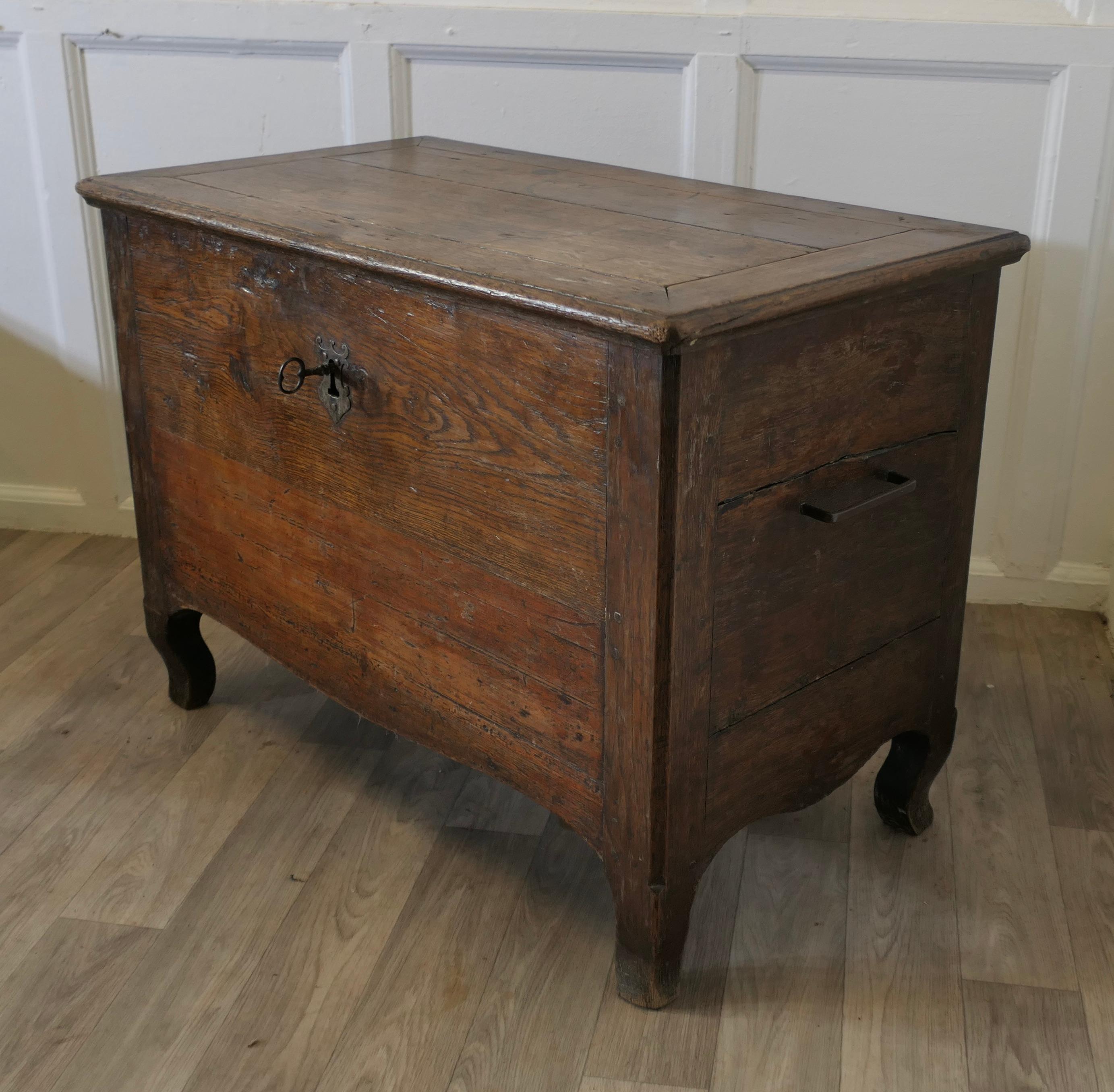 Kleiner französischer Eichen-Koffer des 18. Jahrhunderts, Tresor im Zustand „Gut“ im Angebot in Godshill, Isle of Wight