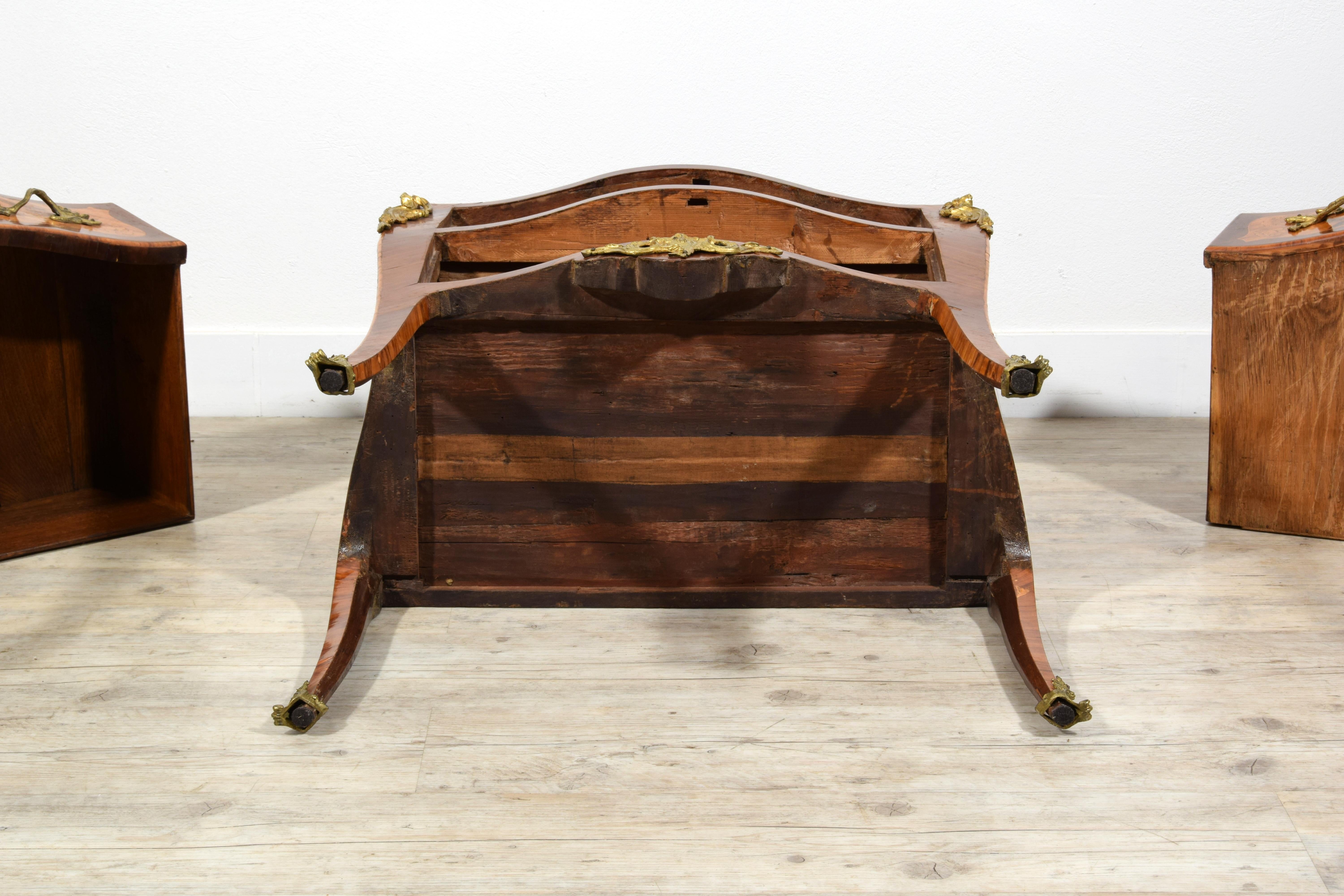 18th century, Small French Veneered and Inlaid Wood Commode For Sale 14