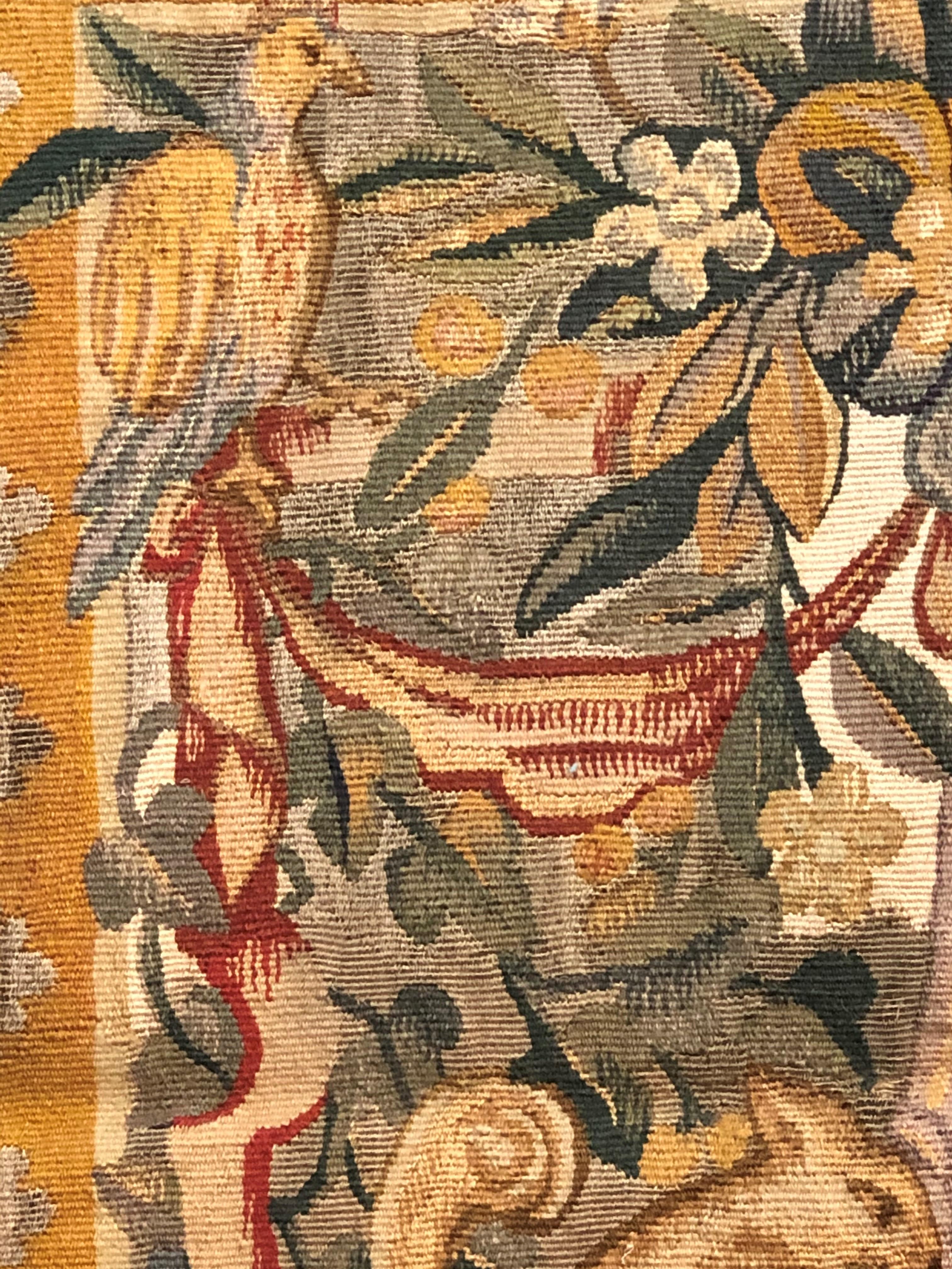 Noué à la main Petite tapisserie du 18ème siècle à motifs de fruits et de fleurs verts jaunes et rouges, vers 1780 en vente