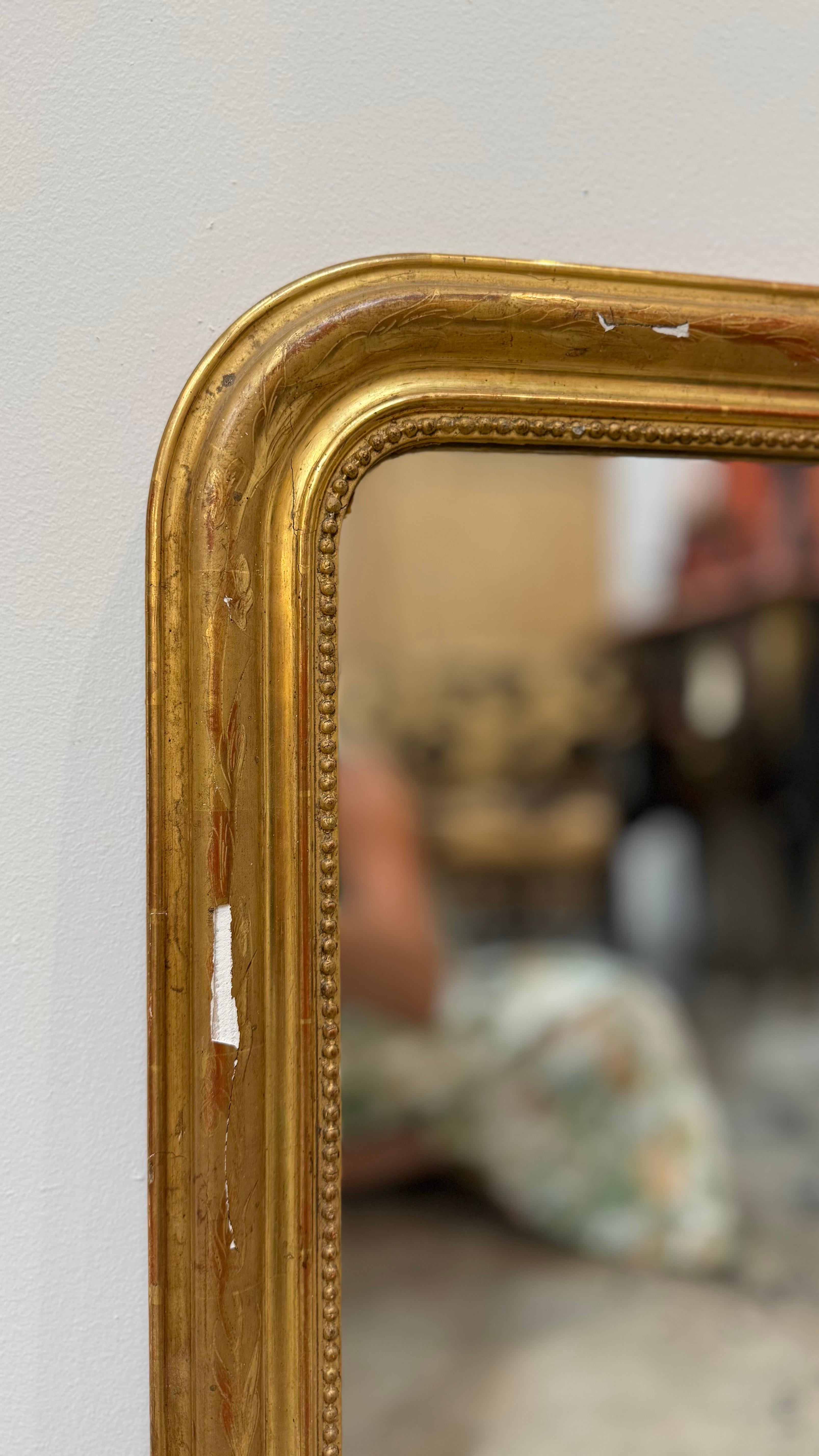 Français Petit miroir en bois doré de style Louis XVI du XVIIIe siècle en vente