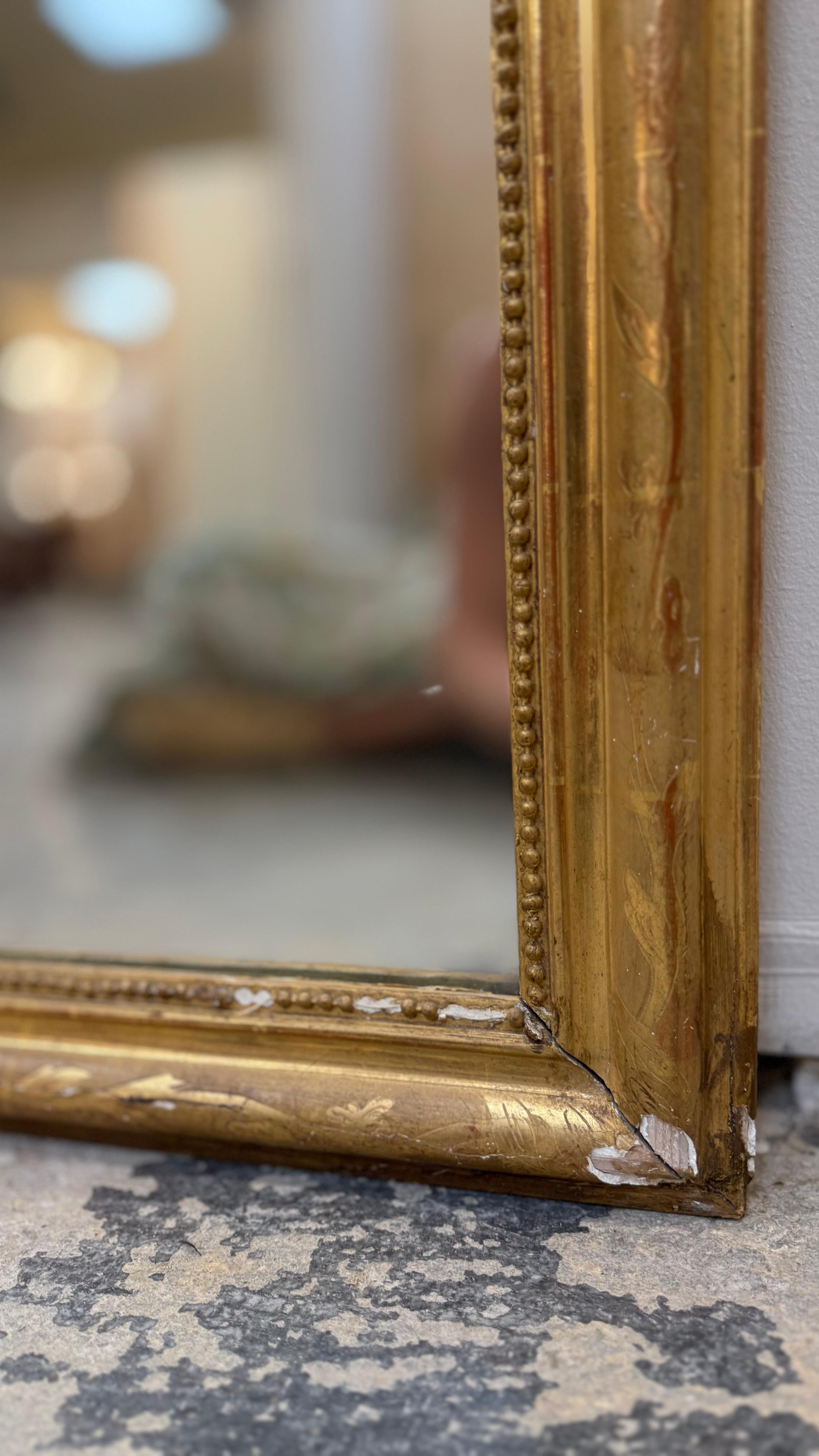 Sculpté à la main Petit miroir en bois doré de style Louis XVI du XVIIIe siècle en vente