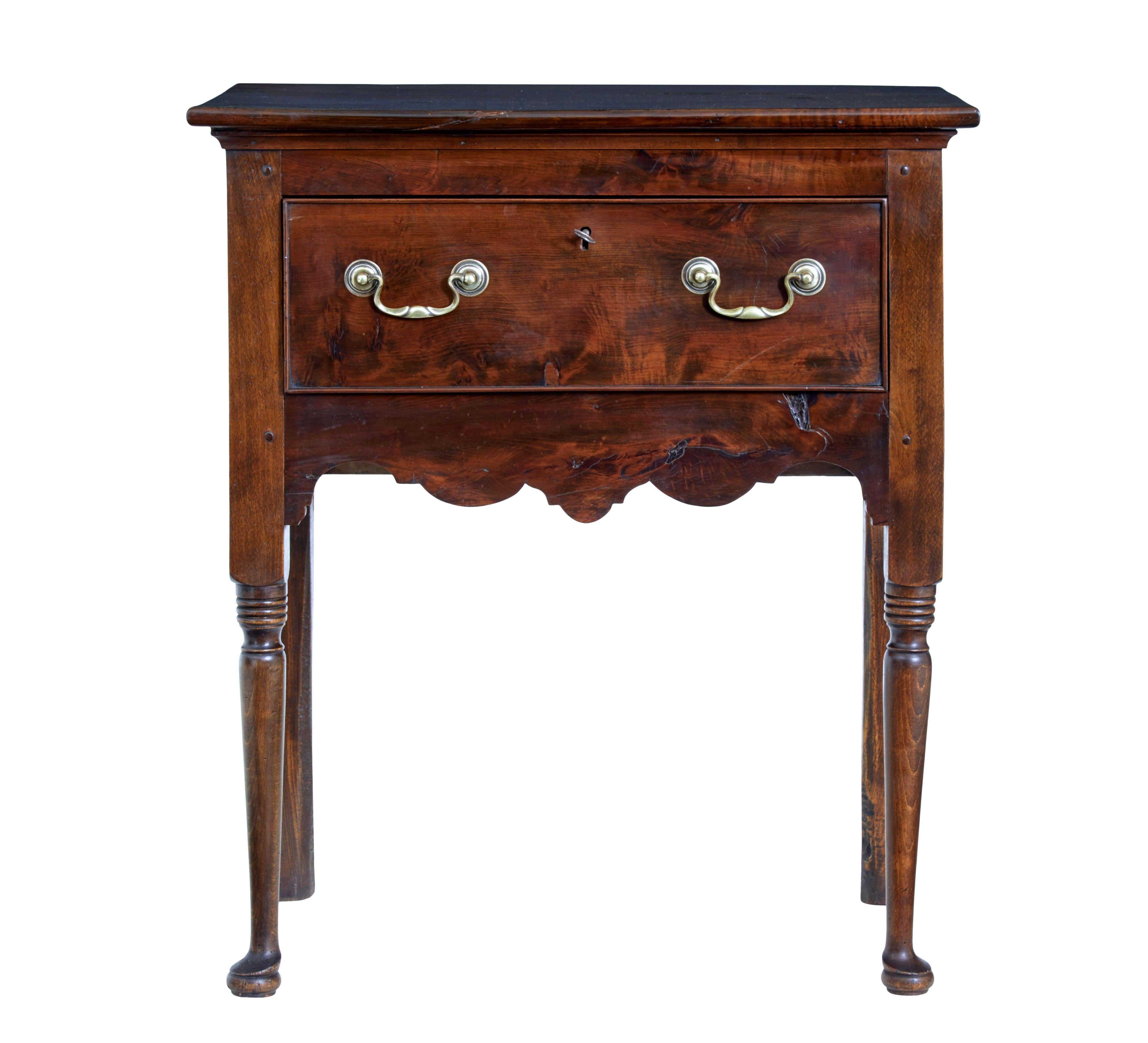 Piccolo comò in legno di tasso del XVIII secolo, circa 1780.

Un bel mobile di carattere che, grazie alle sue dimensioni ridotte, è ideale per molti usi in casa.

Realizzato in legno di tasso. Piano a vela con un unico profondo cassetto dotato di