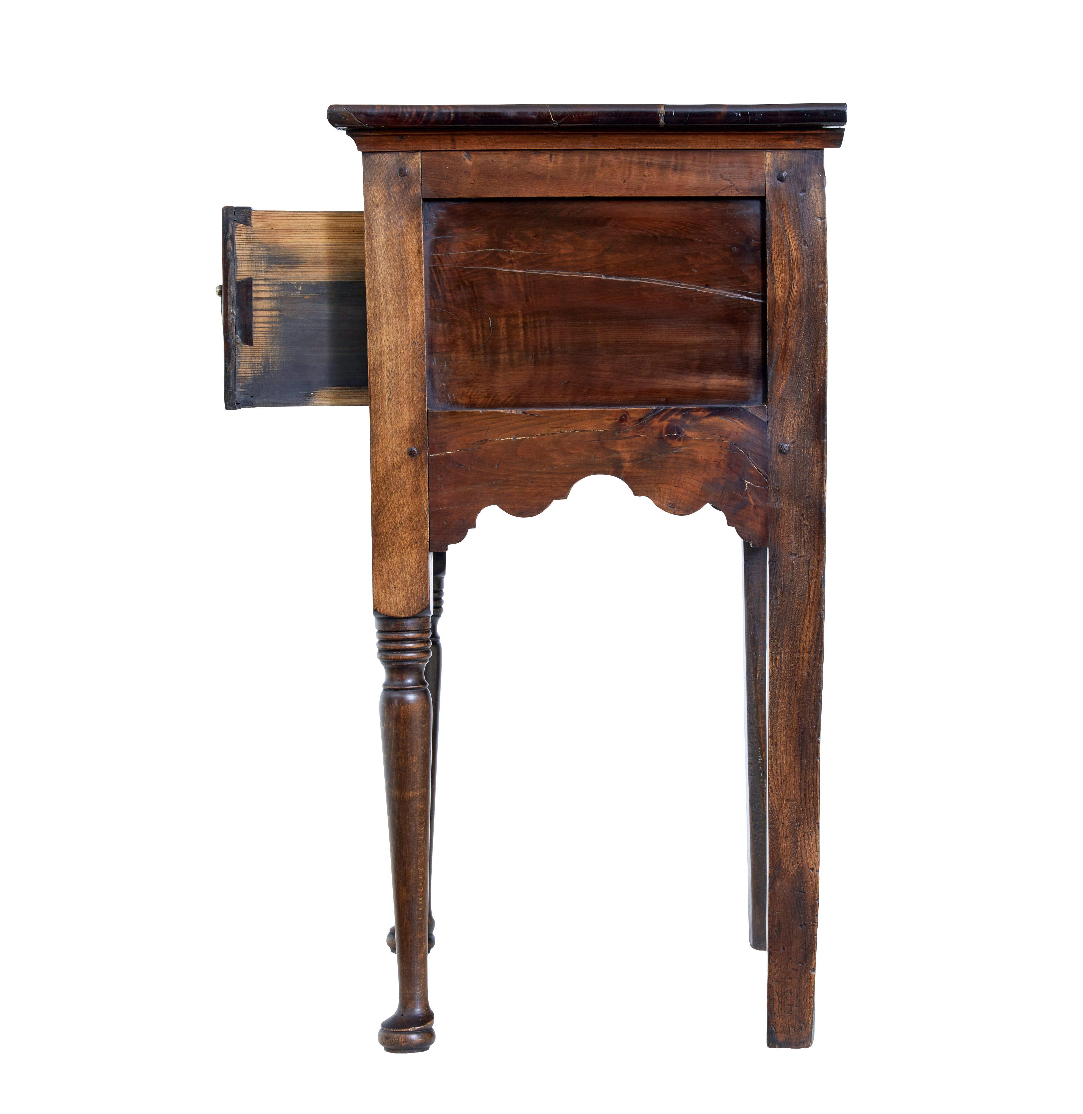 18th Century small yew wood dresser In Good Condition For Sale In Debenham, Suffolk