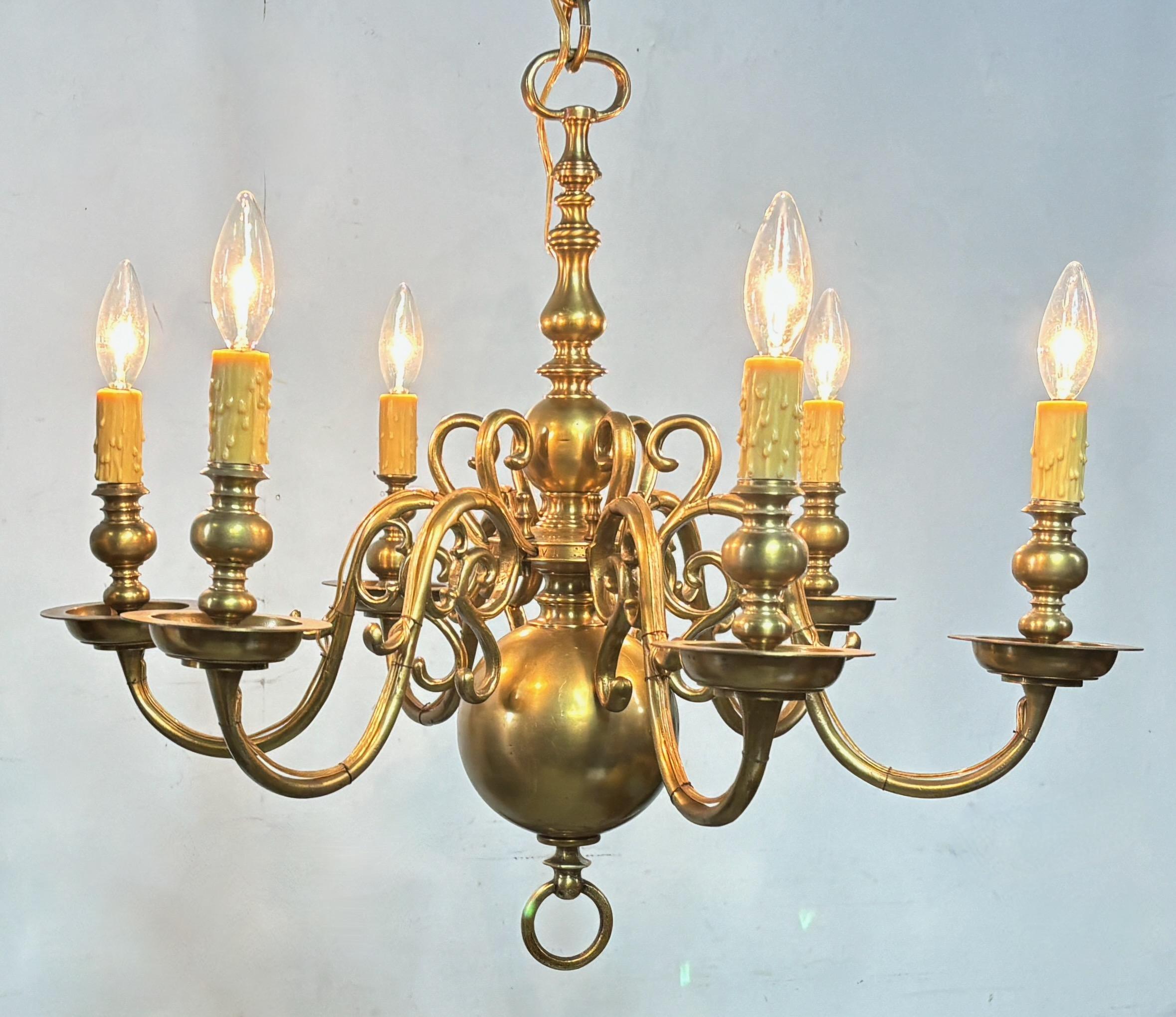 Ce luminaire suspendu à six lumières de style hollandais en laiton massif est d'une grande qualité. A l'origine, il s'agissait d'un luminaire à bougie, aujourd'hui converti à l'électricité. Entièrement recâblé et prêt à être installé.
La longueur ou