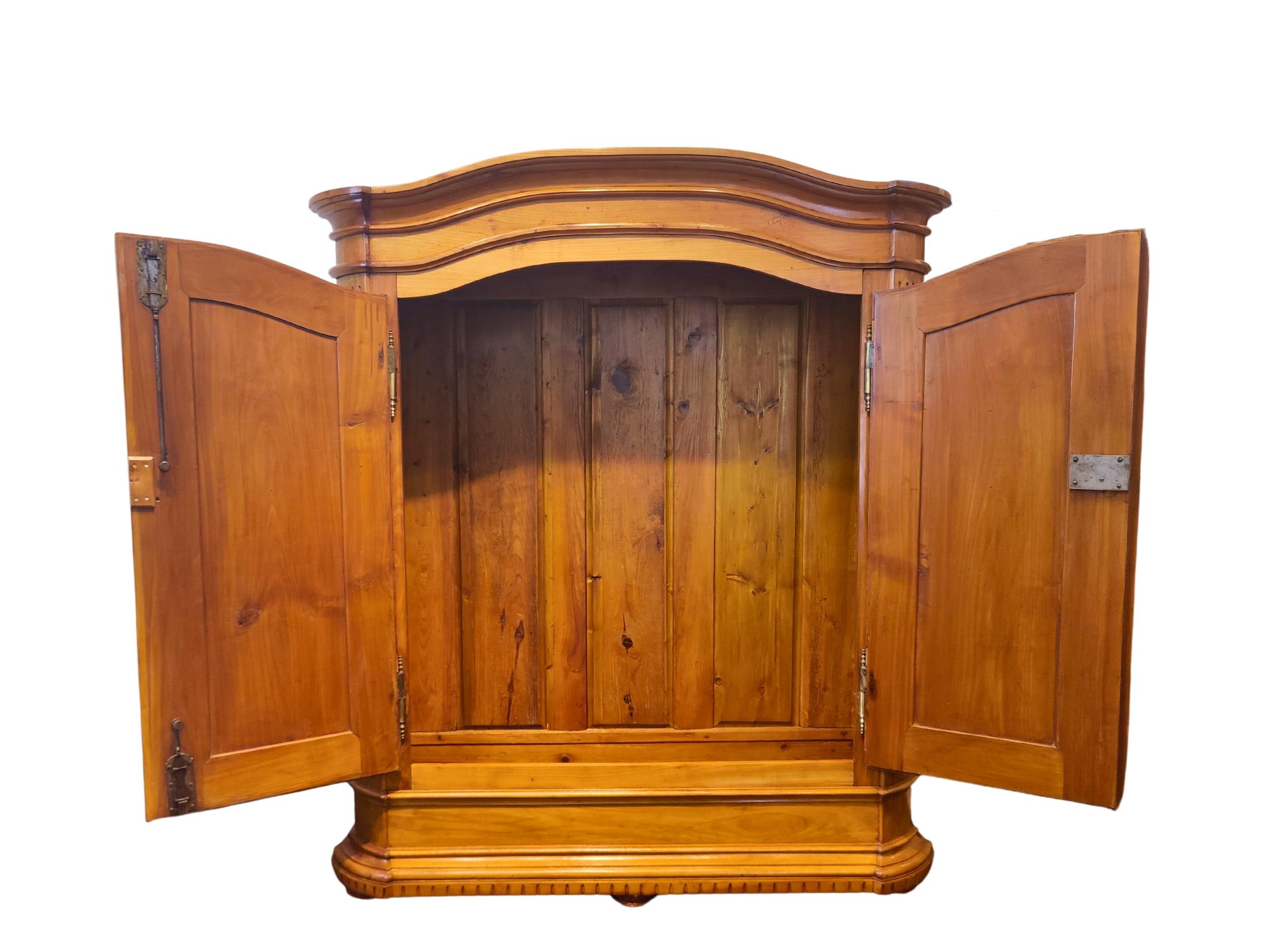 Bellissimo armadio barocco in legno massiccio di ciliegio. Il pannello posteriore è realizzato in legno di pino come di consueto. L'armadio è in ottime condizioni di restauro. La disposizione degli interni può essere creata su richiesta. 
Le porte