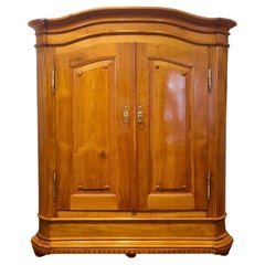 Armoire baroque en merisier massif du XVIIIe siècle