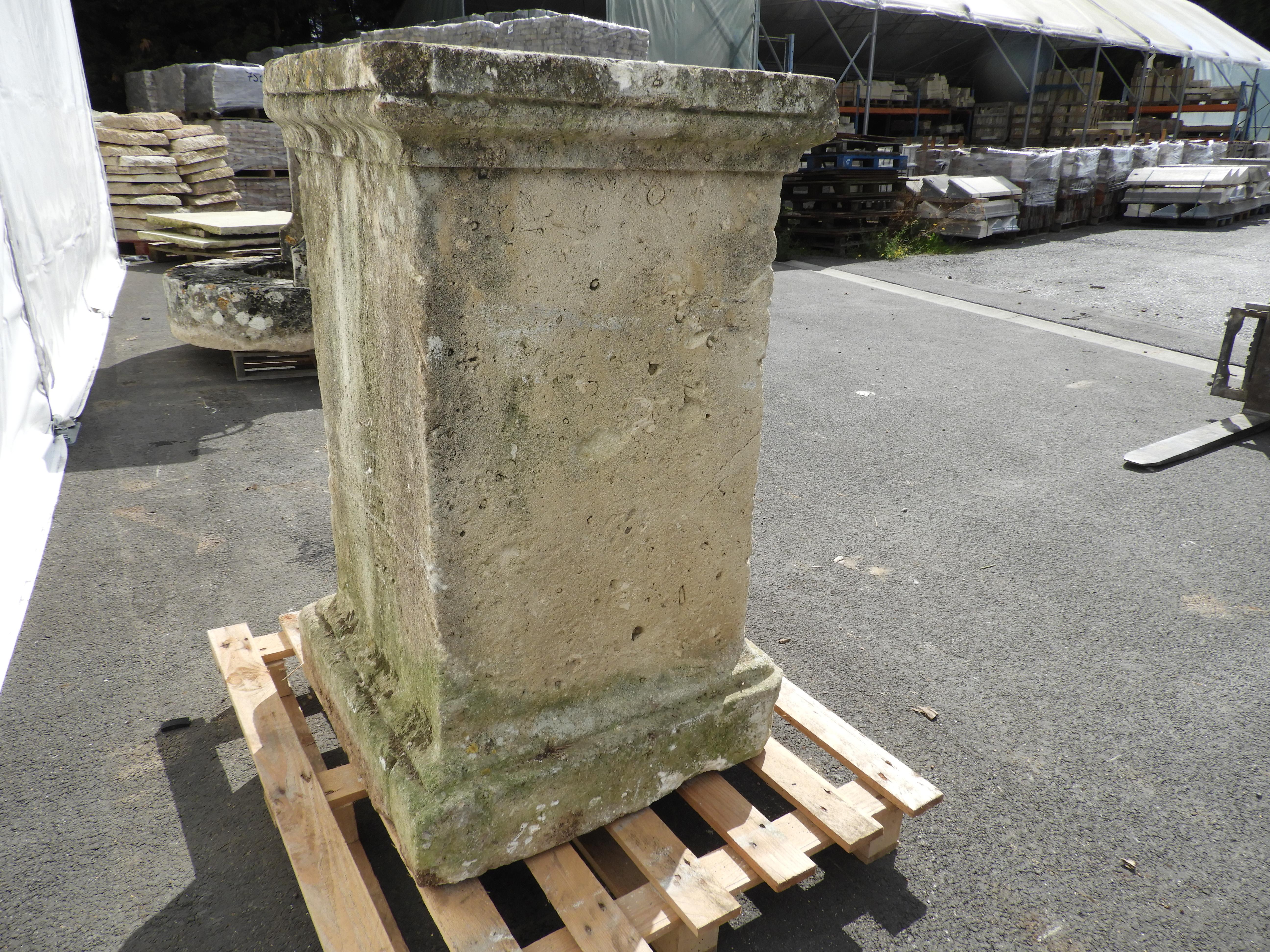18th Century Solid French Limestone Stone Pedestal In Distressed Condition For Sale In Zedelgem, BE