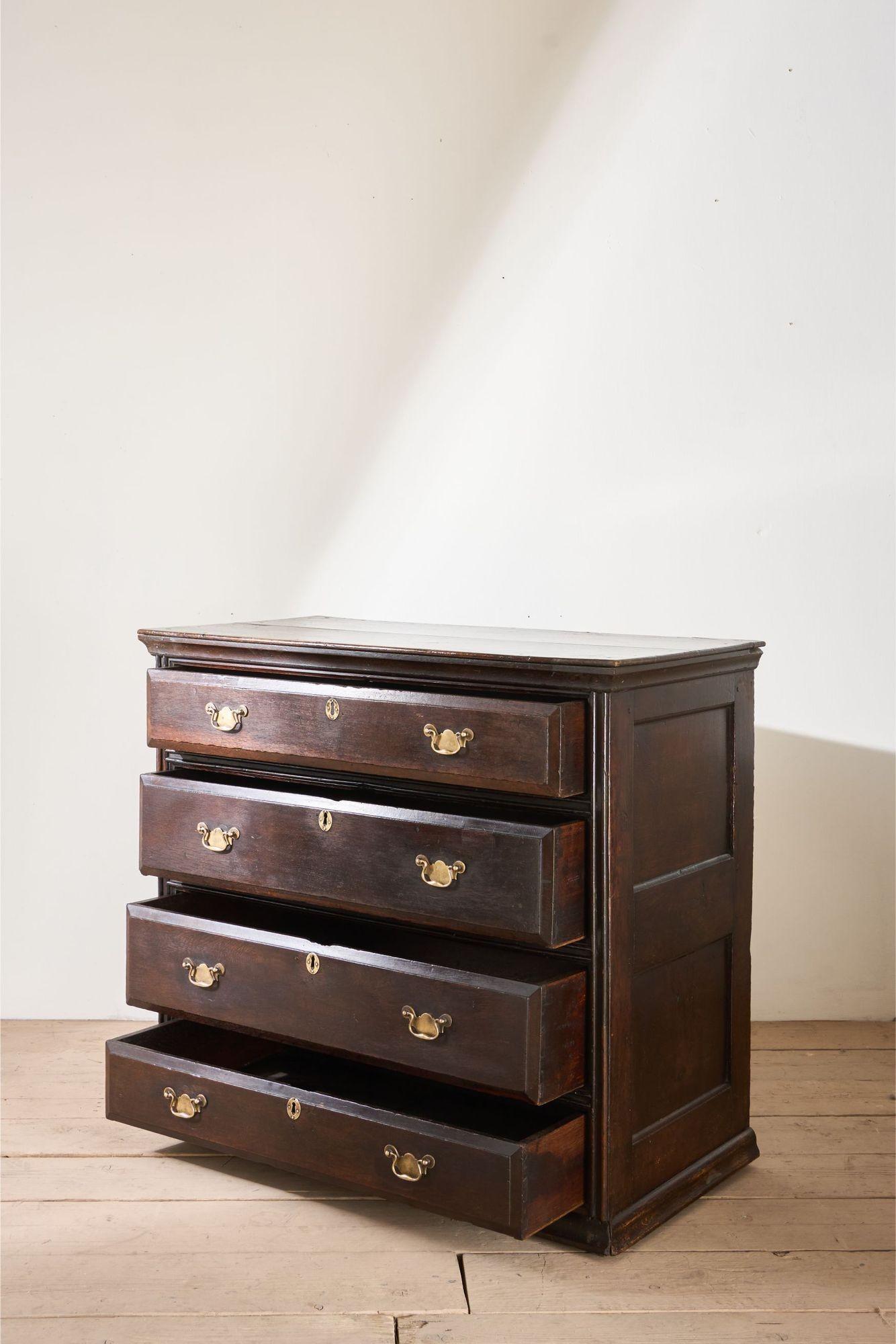Fino al XVIII secolo 18th century Solid oak chest of drawers in vendita
