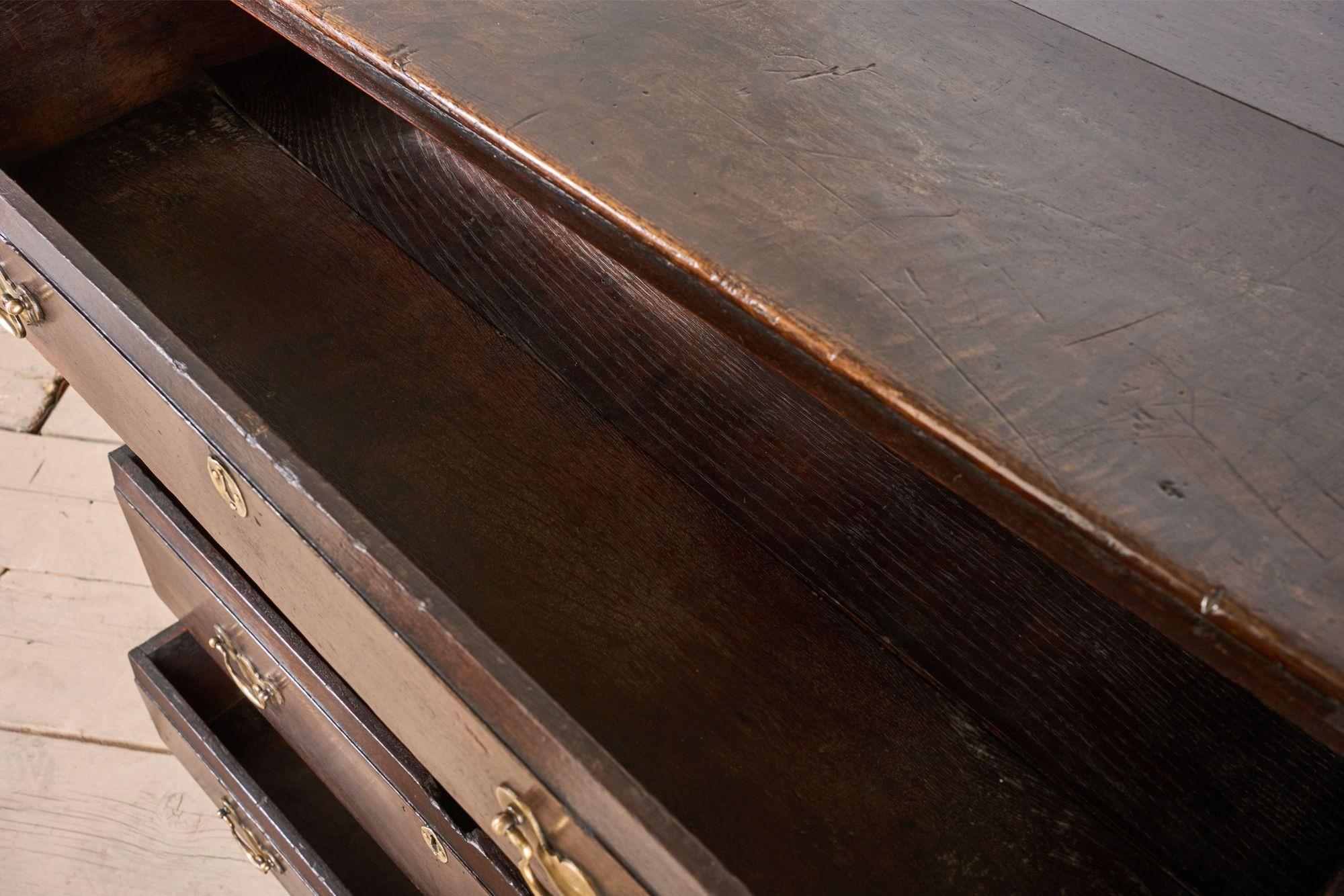 Quercia 18th century Solid oak chest of drawers in vendita