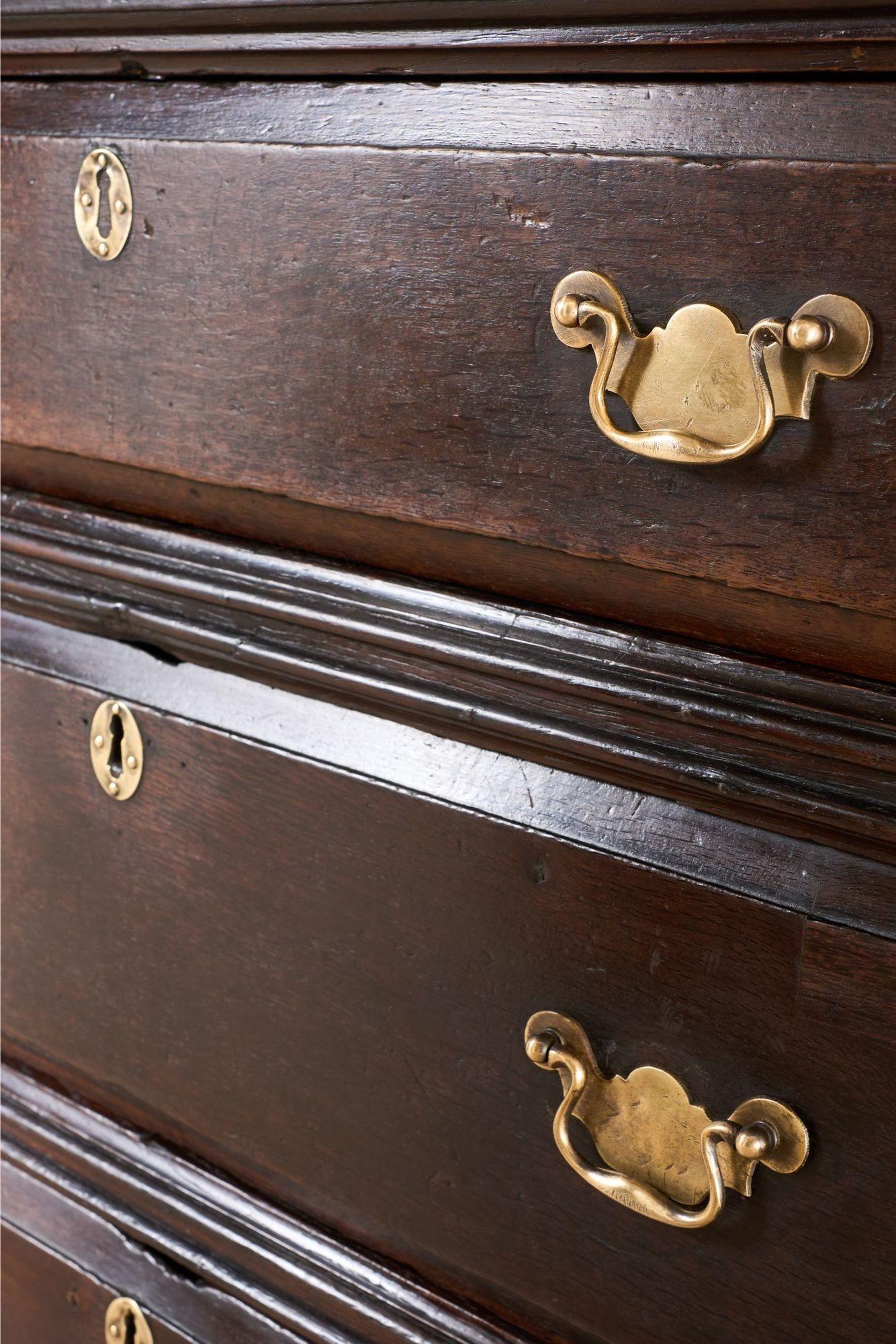 18th century Solid oak chest of drawers in vendita 1