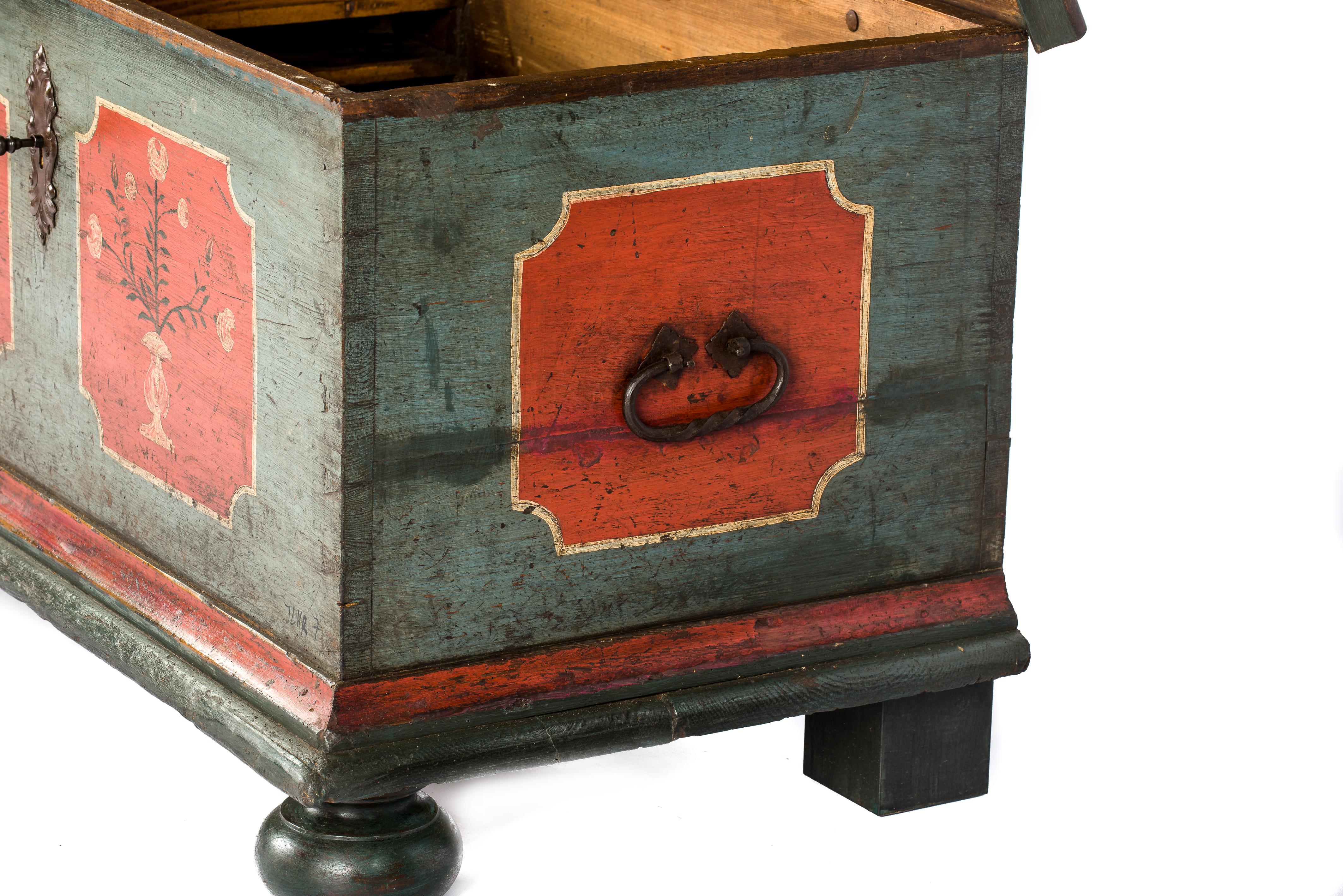 18th-Century Solid Pine and Traditional Painted Rural Bohemian Trunk or Chest 5
