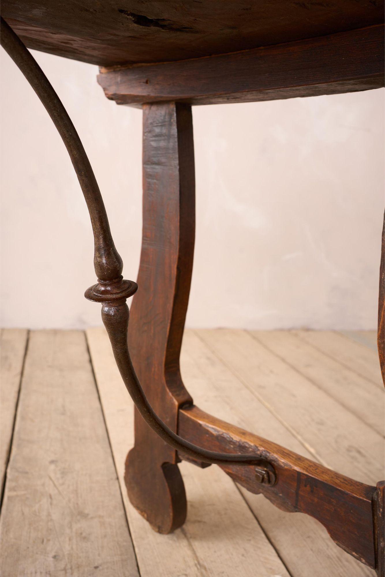 18th century solid walnut Spanish table For Sale 6
