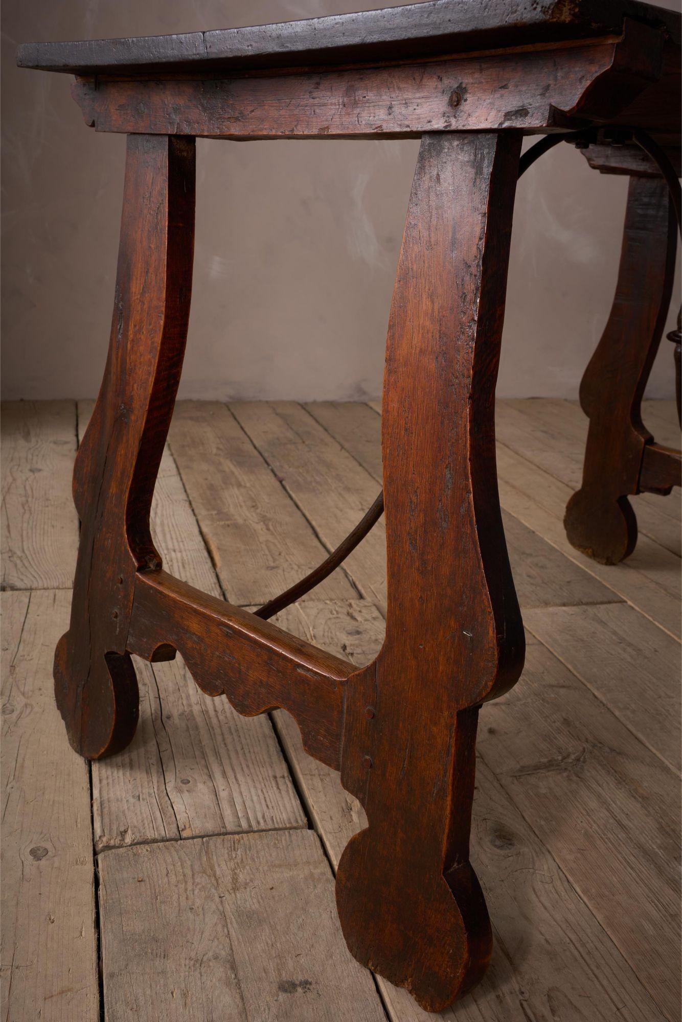 18th century solid walnut Spanish table For Sale 2