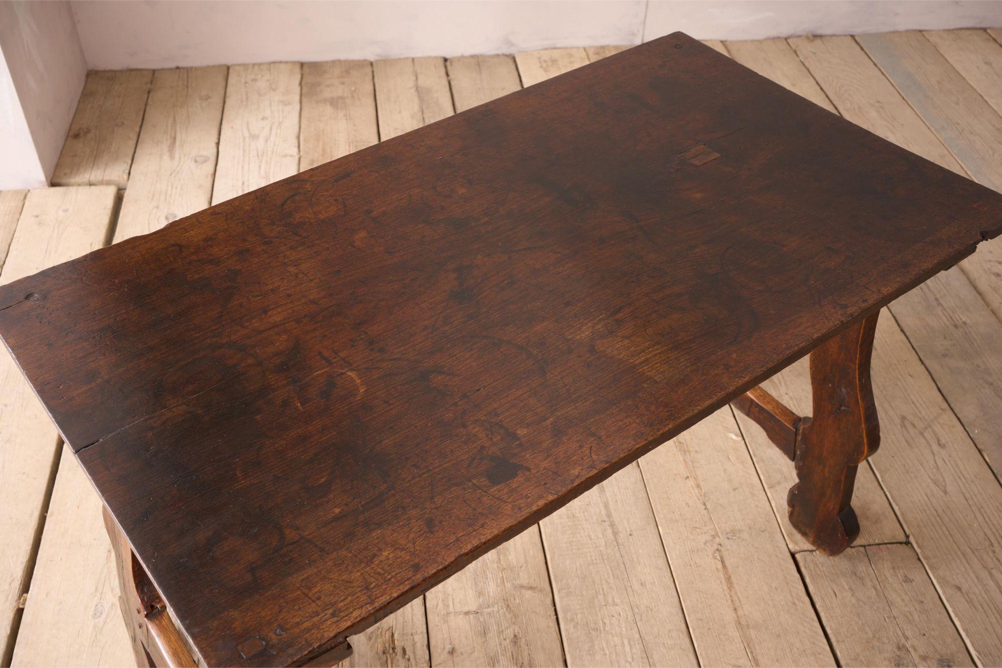 18th century solid walnut Spanish table For Sale 3