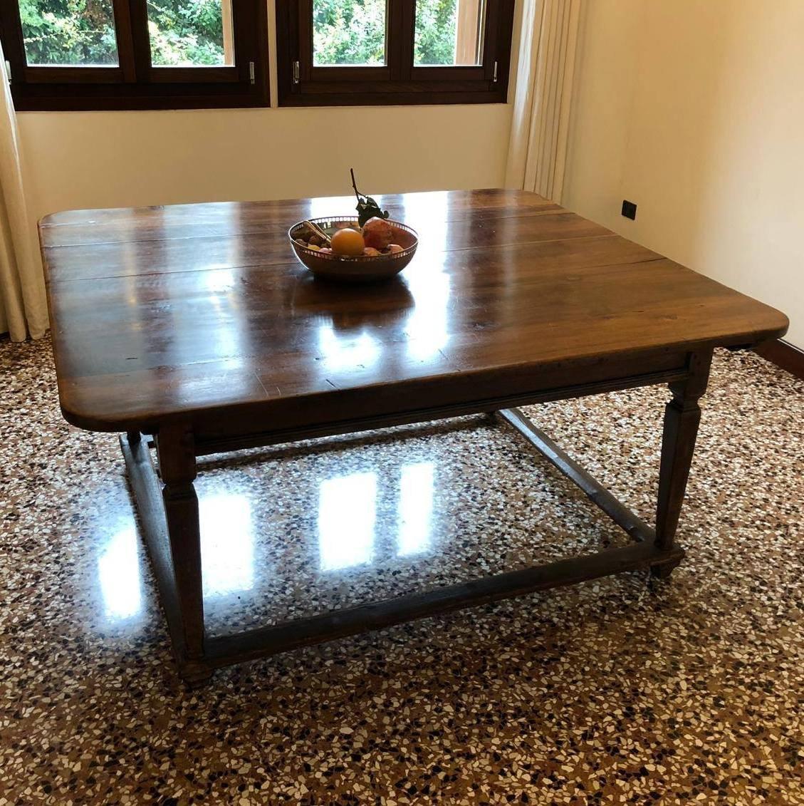 Large and antique solid poplar wood and solid walnut dining table, an interesting Italian work dating approximately to the 18th century.
Origin: Italy, Italian cabinetmaking, city of Vicenza

In good state of conservation, in patina.

A