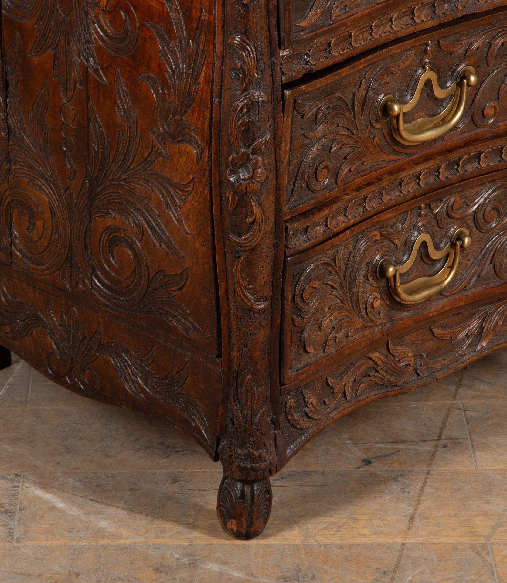 Commode in legno di noce del XVIII secolo in vendita 4