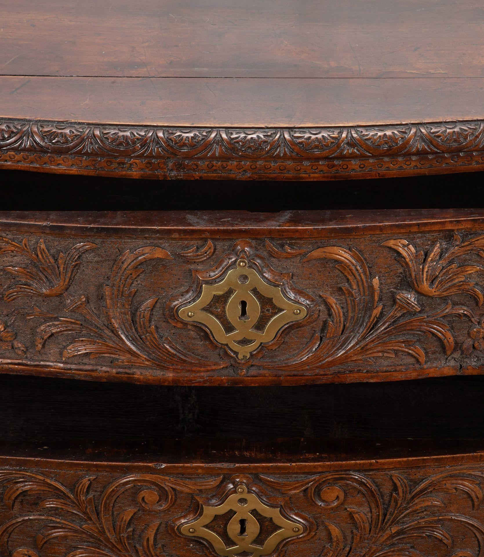 Commode in legno di noce del XVIII secolo in vendita 5