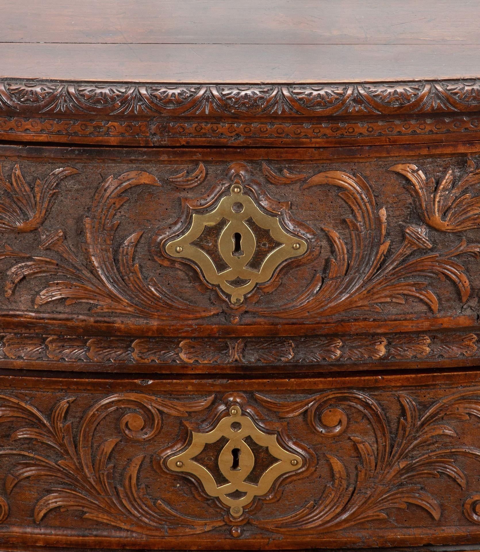 Commode in legno di noce del XVIII secolo in vendita 6