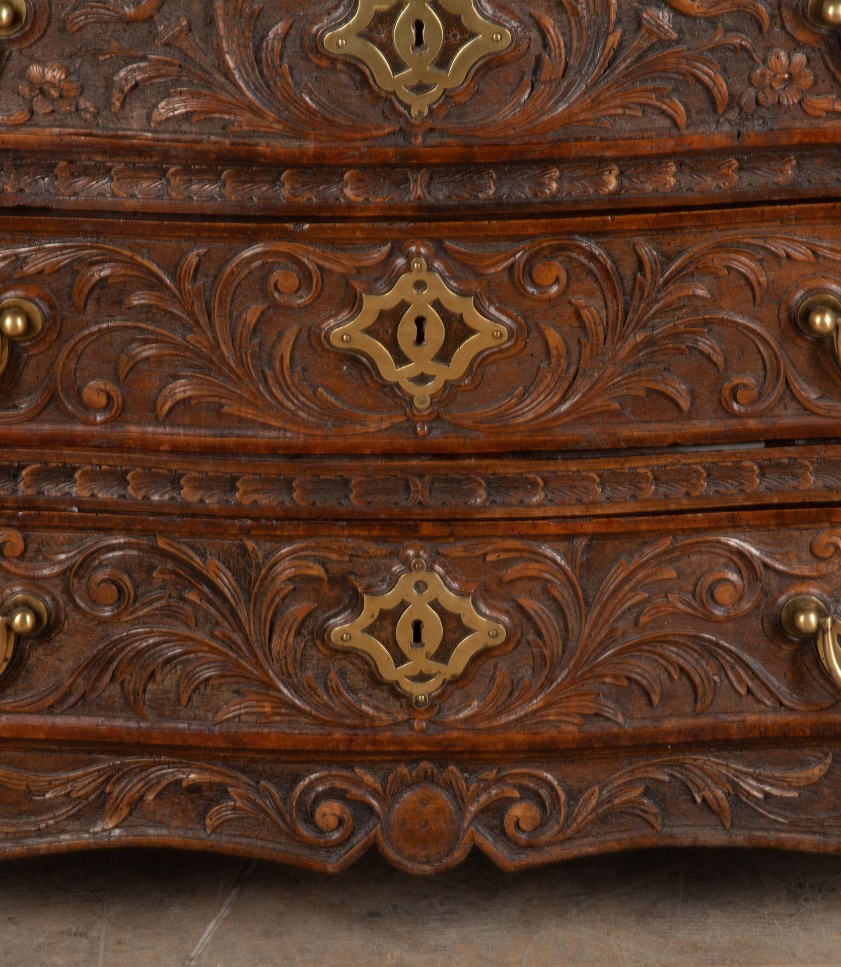 Commode in legno di noce del XVIII secolo in vendita 7